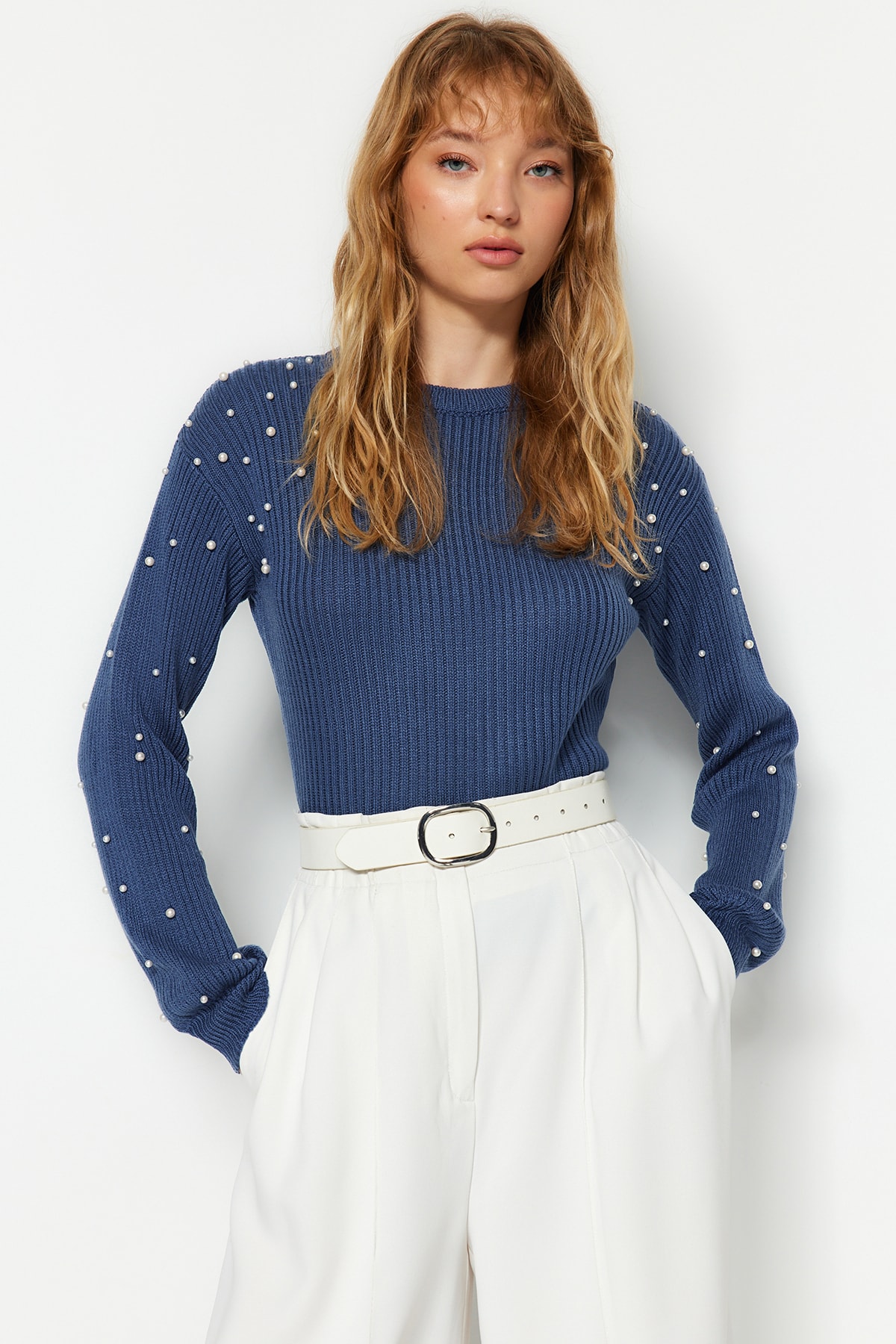 Levně Trendyol Blue Pearl Detailní pletený svetr s výstřihem