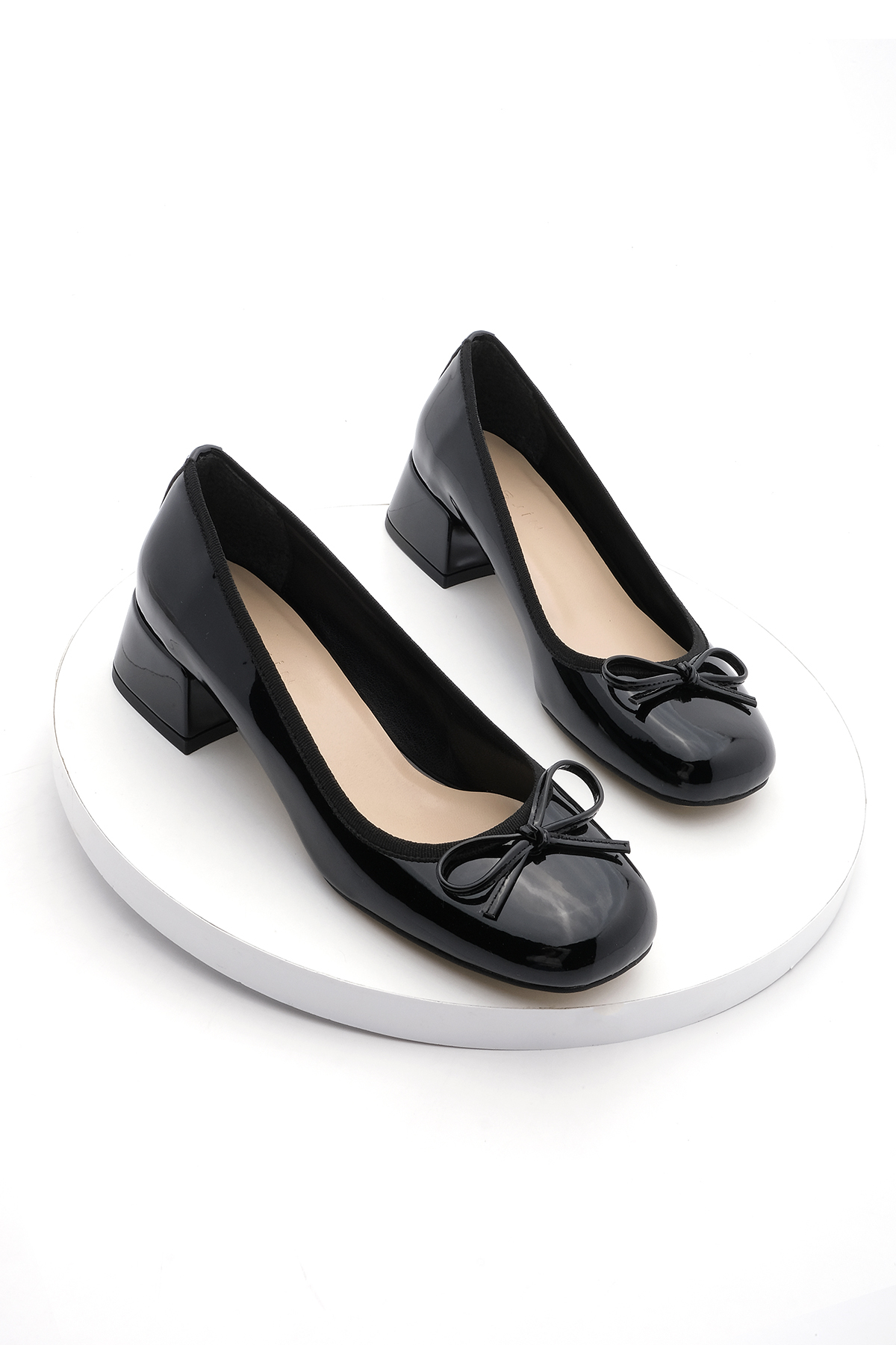 Levně Marjin Women's Chunky Heel Bow Detail Flat Toe Classic Heeled Shoes Medve Black Patent Leather
