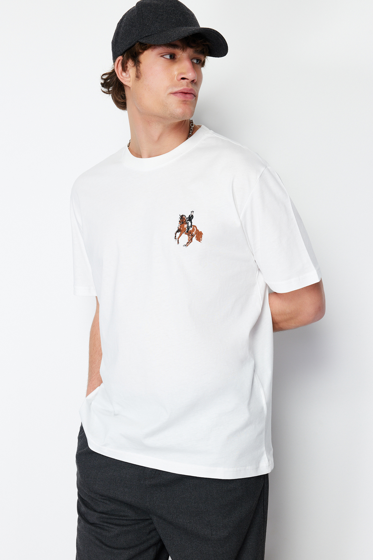 Levně Trendyol Ecru Relaxed/Casual Fit Horse/Animal Embroidered Short Sleeve 100% Cotton T-Shirt