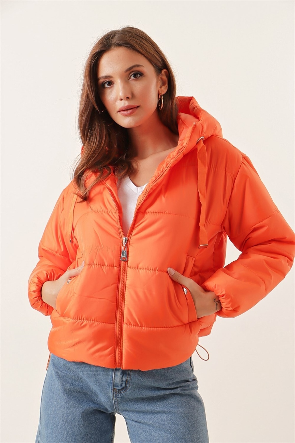 Levně By Saygı Elastická kapsa v pase s kapucí s podšívkou Péřový kabát oranžový