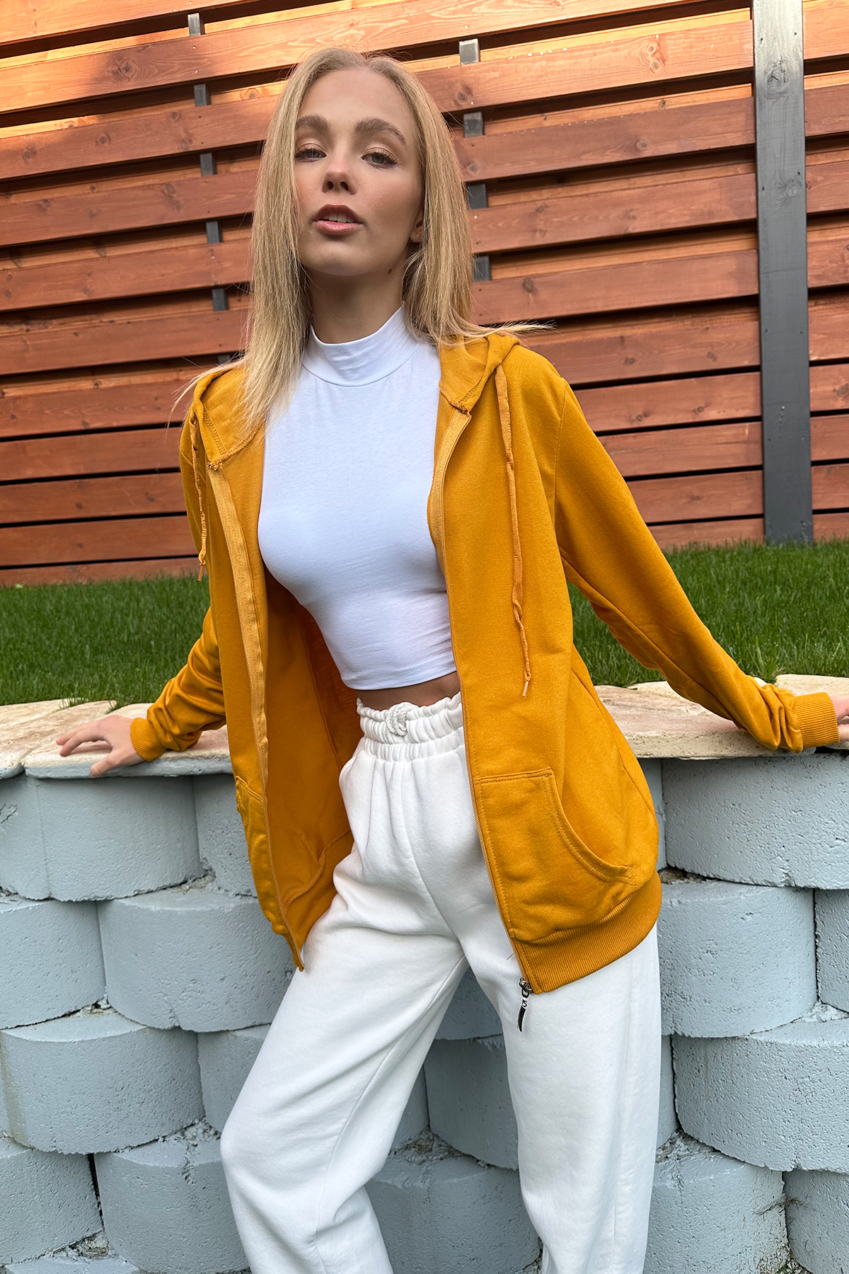 Levně Trend Alaçatı Stili Women's Mustard Yellow Hooded Double Pocket Zipper Oversize Sweatshirt