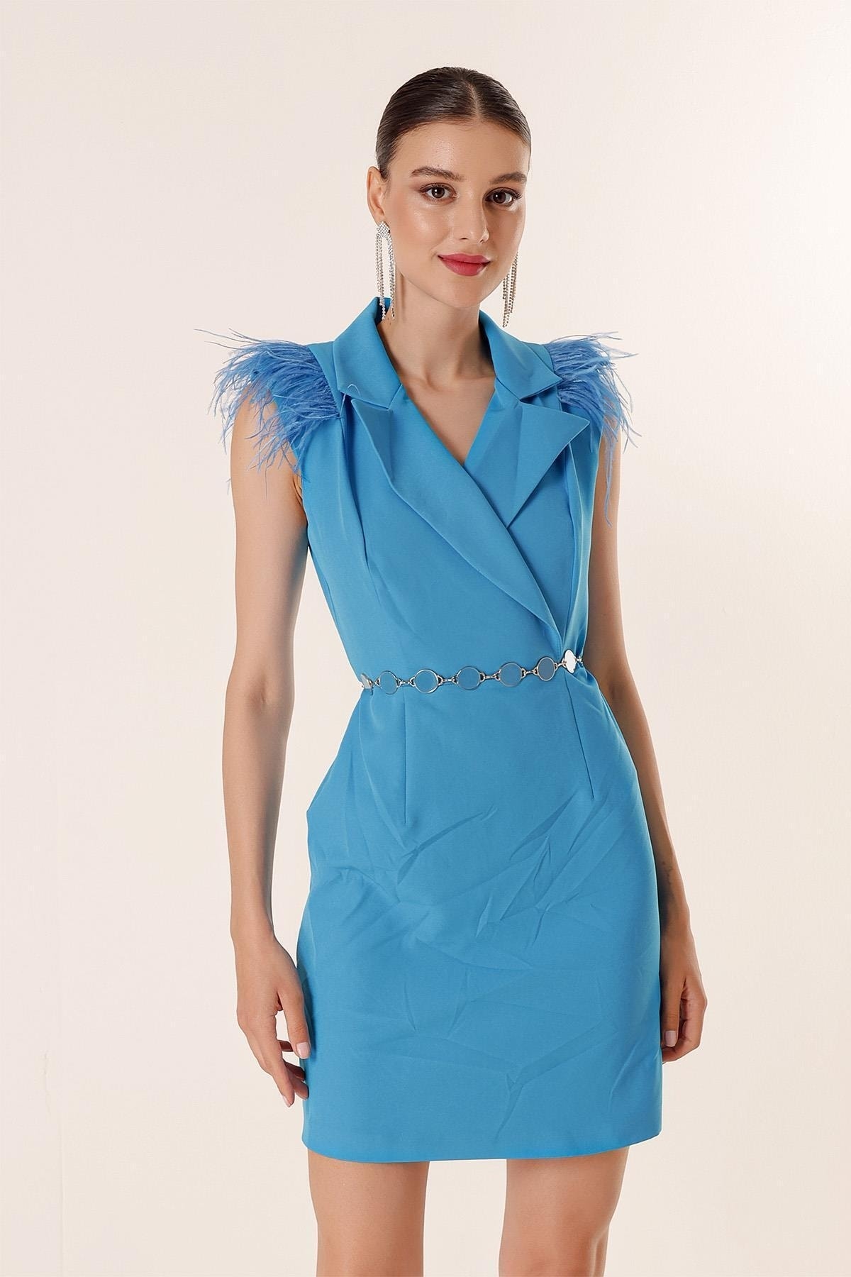 Levně By Saygı Dvouřadý krk Peří Detailní páskové šaty Modrá