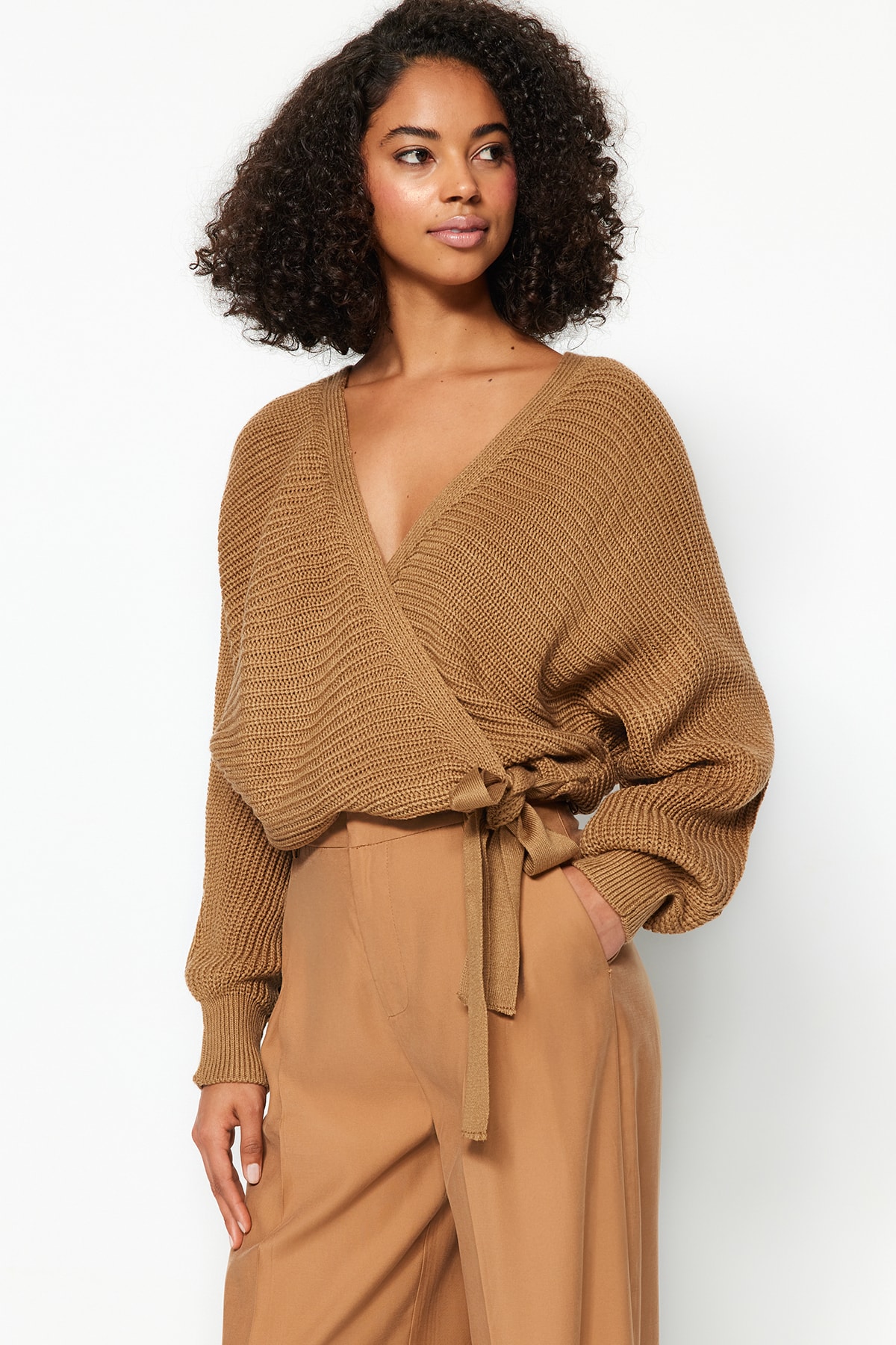 Levně Trendyol Camel V-Neck Knitwear Sweater