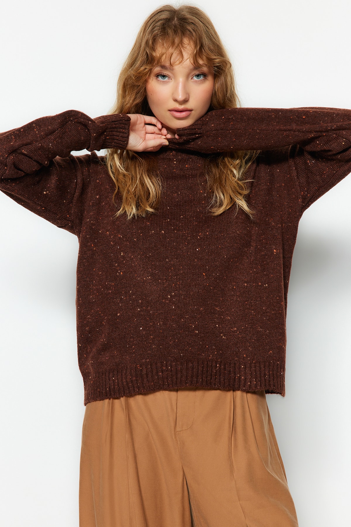 Levně Trendyol hnědý měkký texturovaný pletený svetr Nope