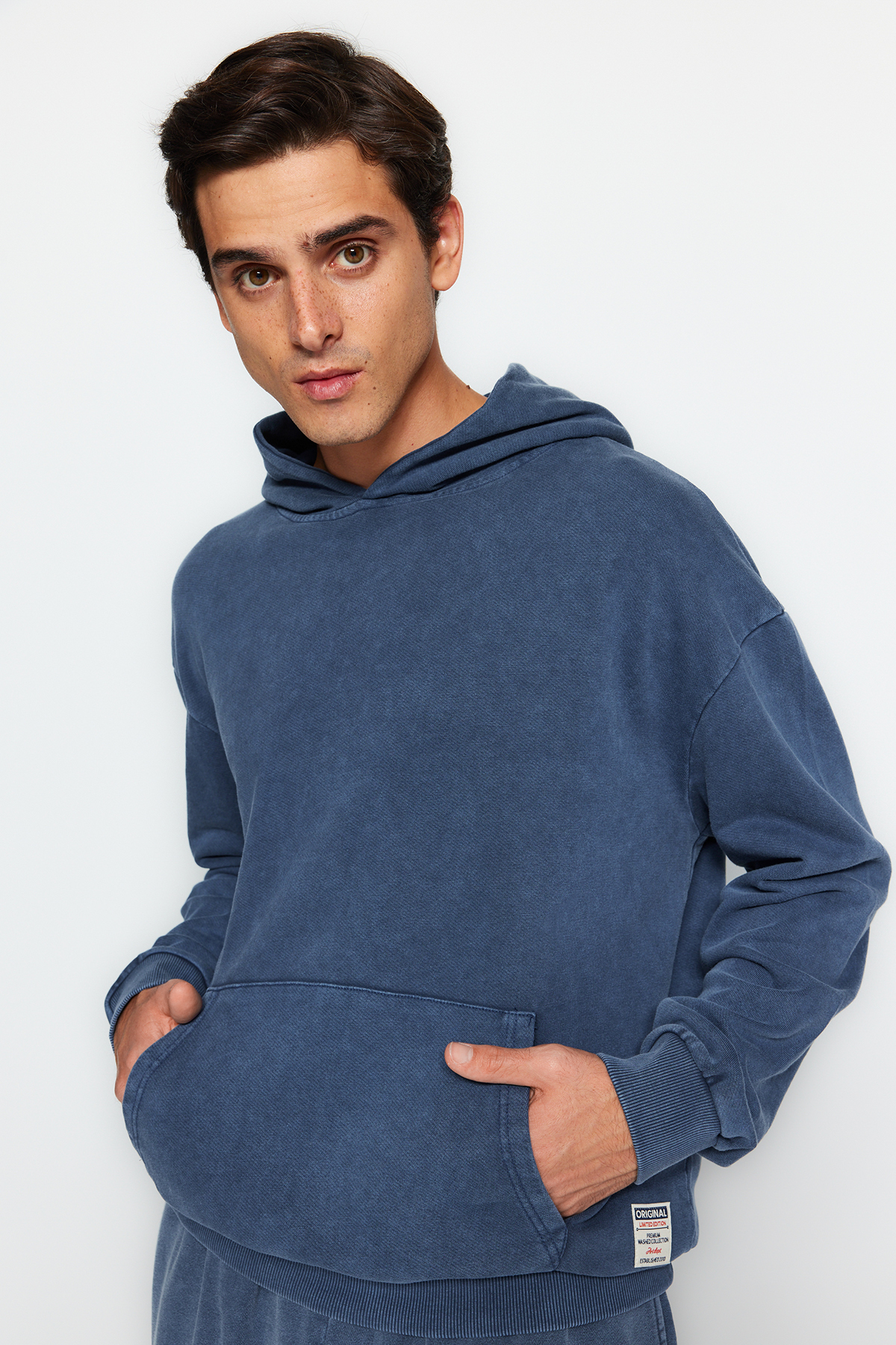 Levně Trendyol Indigo Limited Edition Relaxed Faded Effect 100% Cotton Sweatshirt