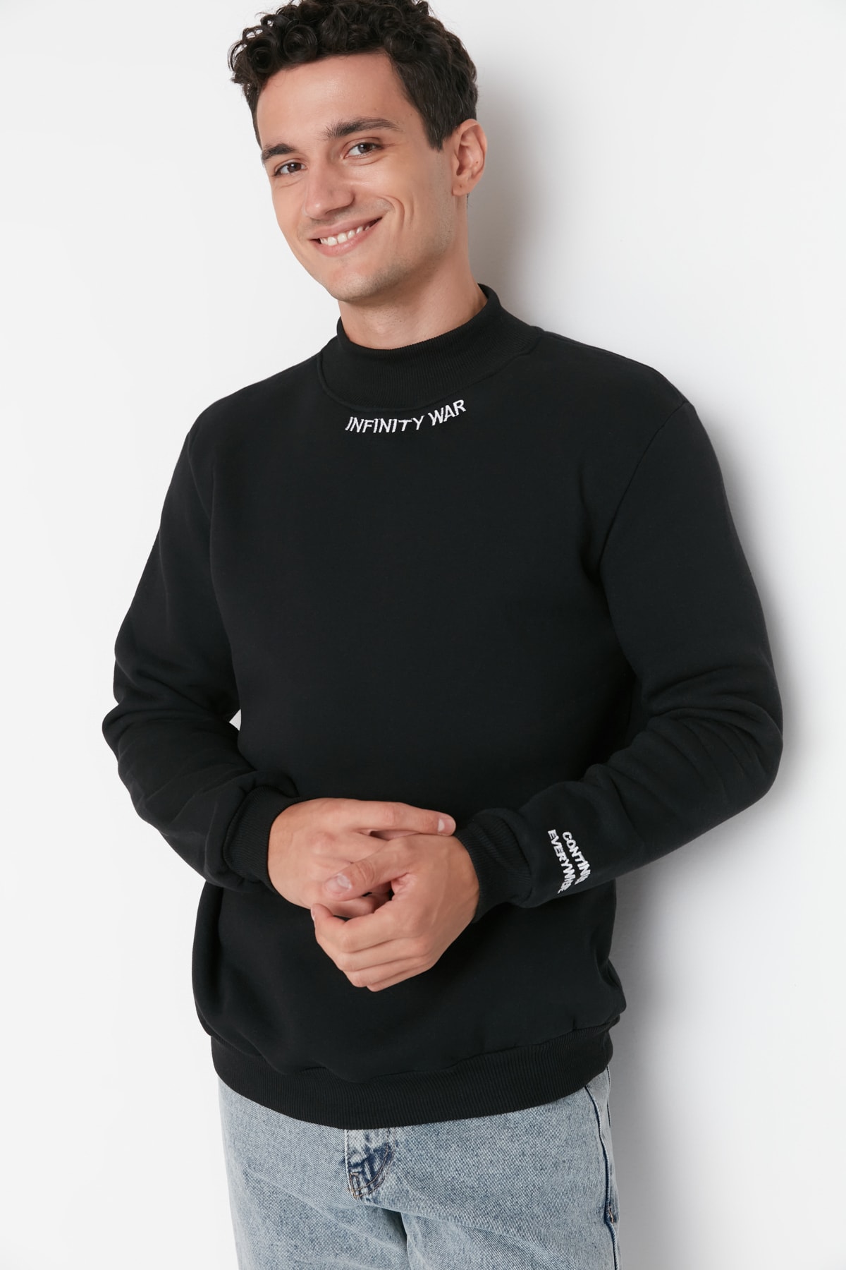 Trendyol Black Men's Regular/Regular Cut Turtleneck Sweatshirt with Embroidery and a Soft Pillow interior