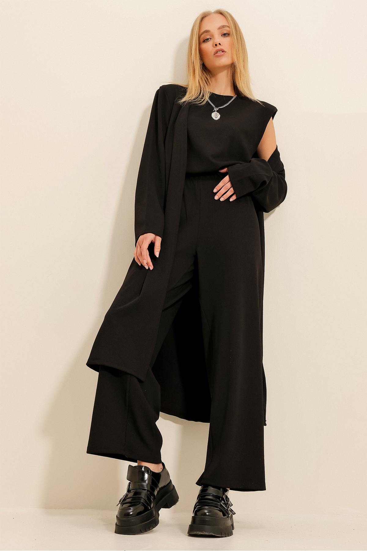 Trend Alaçatı Stili Dámska čierna polstrovaná blúzka s polstrovaným výstrihom posádky s nohavicami a kardigánovým oblekom
