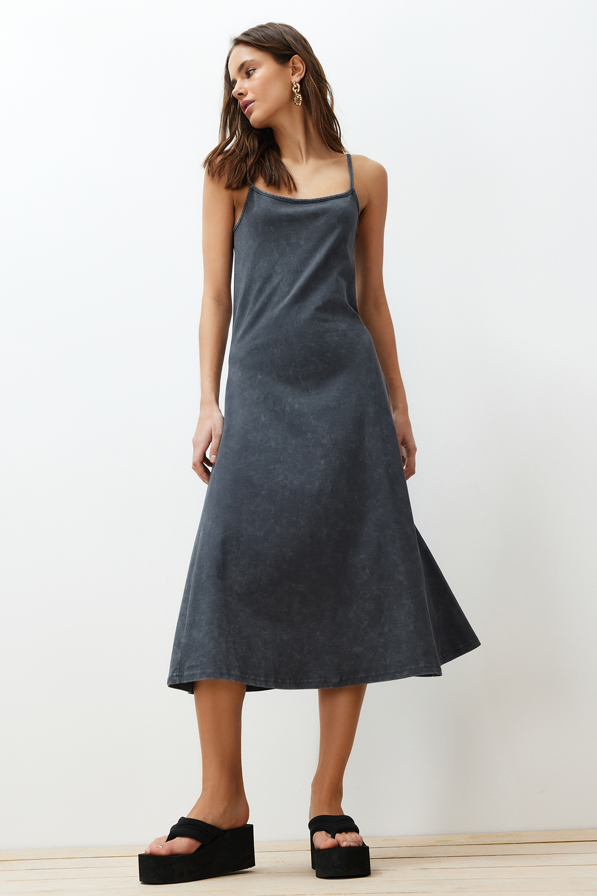 Levně Trendyol Anthracite 100% Cotton Antique/Pale Effect Cotton Strap Knitted Midi Dress