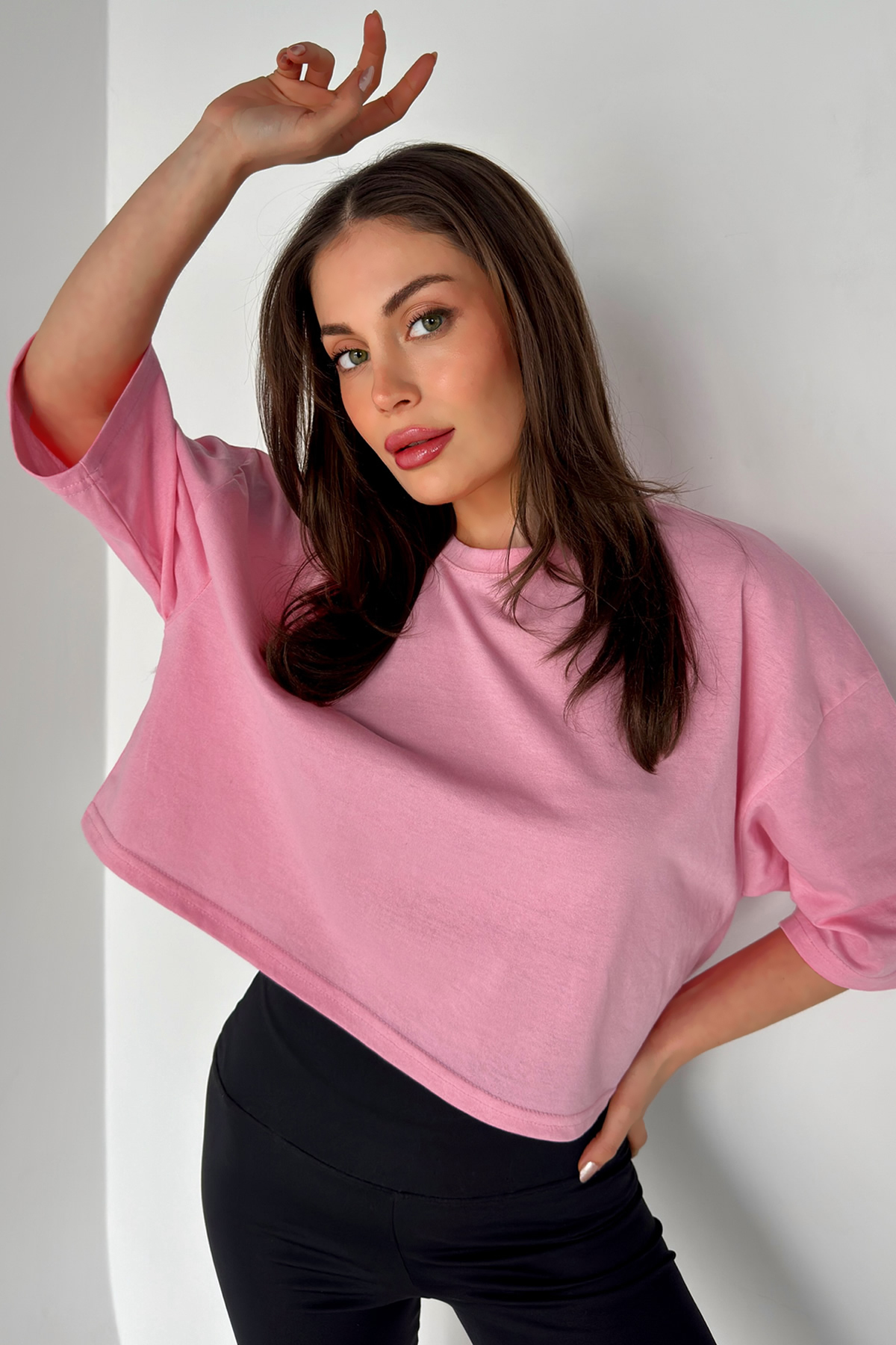 Levně MODAGEN Women's Oversize Pink Crop Tshirt