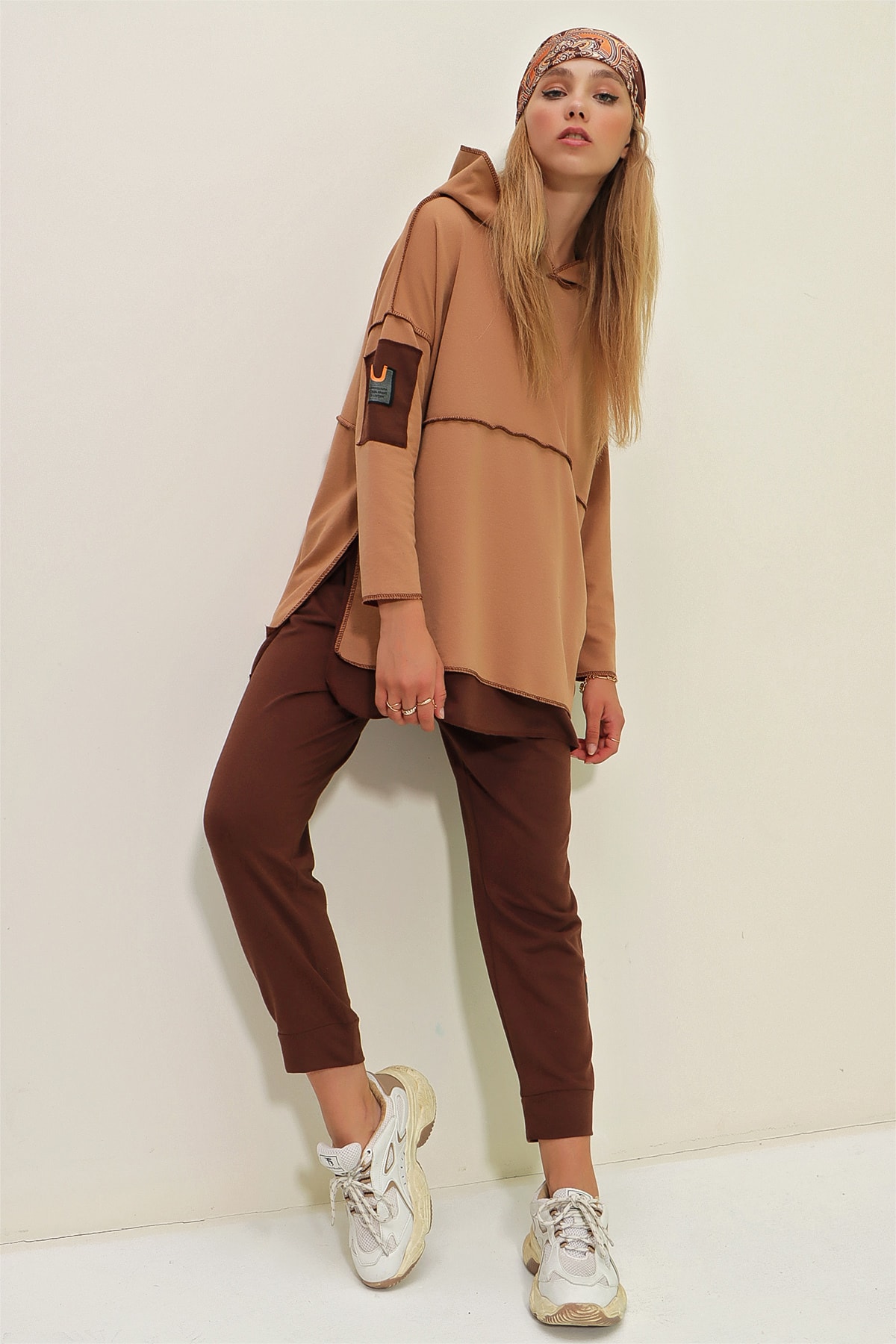 Trend Alaçatı Stili Women's Camel Tiered Hooded Sweatshirt And Sweatpants Double Suit