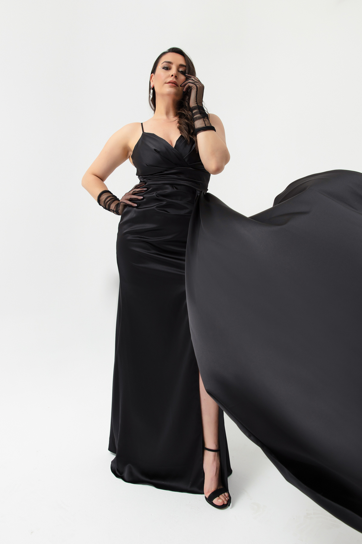 Levně Lafaba Dámské černé plus velikosti dlouhé saténové večerní šaty a promoční šaty