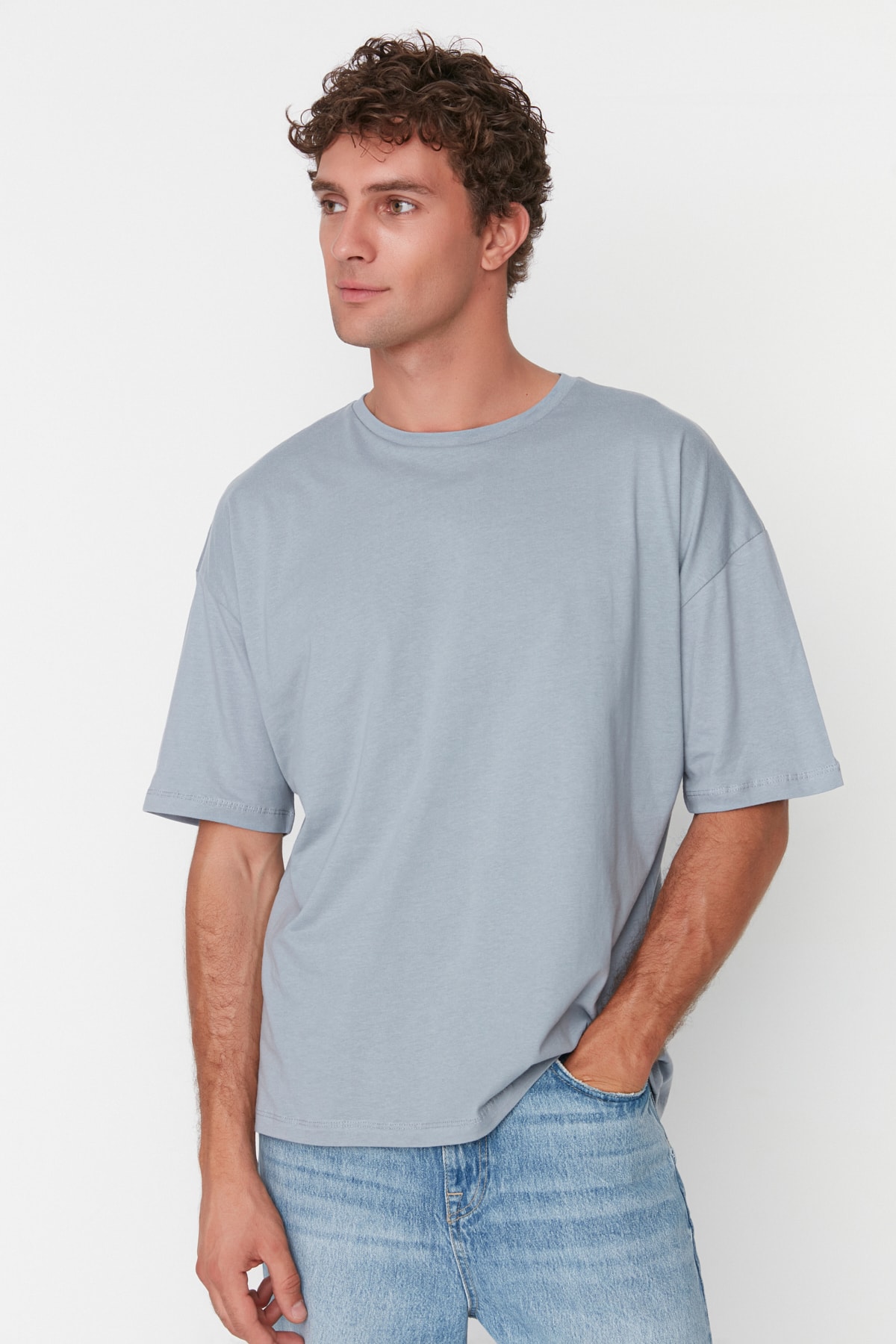 Levně Trendyol šedá Základní tričko s krátkým rukávem ze 100% bavlny Tričko s krátkým rukávem a výstřihem