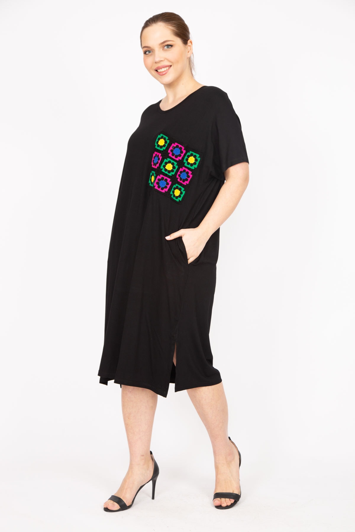 Levně Şans Women's Black Plus Size Embroidery Detailed Low Sleeve Dress