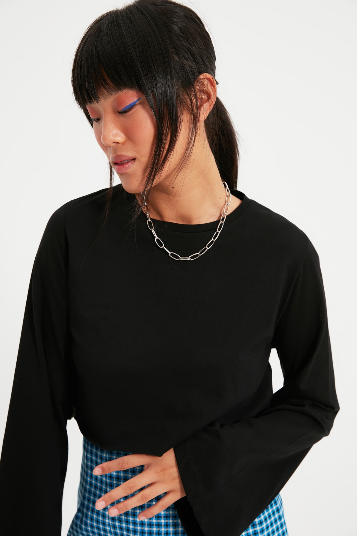 Levně Černé dámské tričko se zvonovým rukávem Trendyol - Dámské