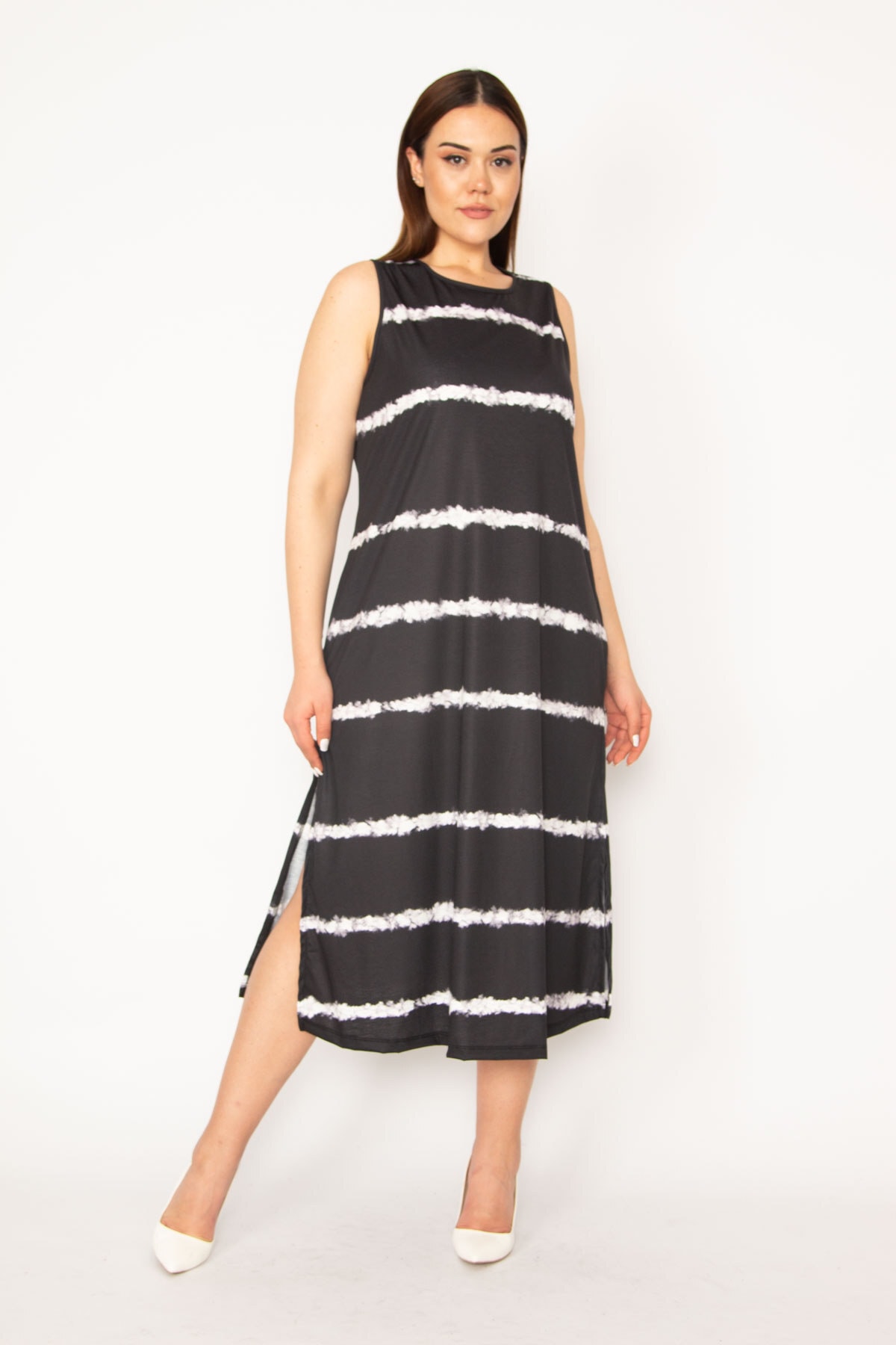 Levně Şans Women's Plus Size Black Tie Dye Striped Long Dress with Side Slits