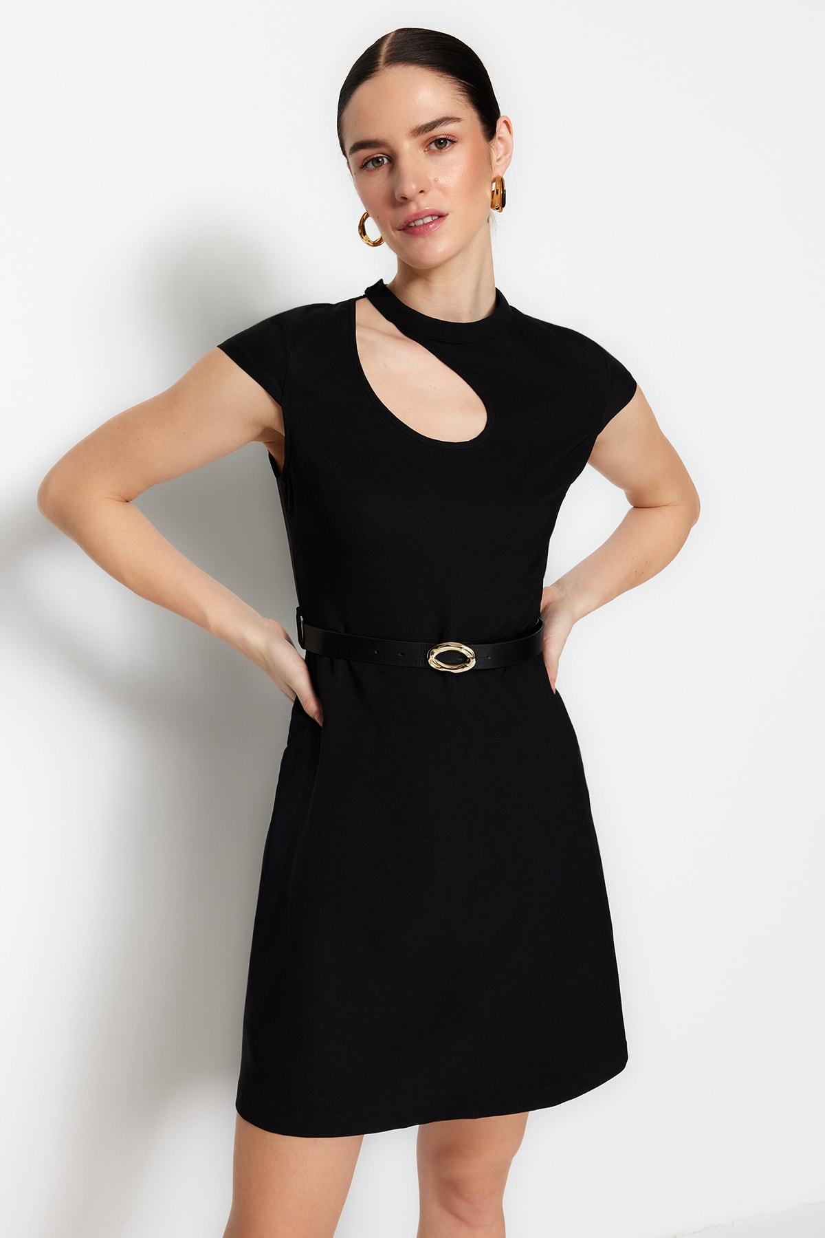 Levně Trendyol černé páskové A-Line Mini tkaný límec detailní tkané šaty