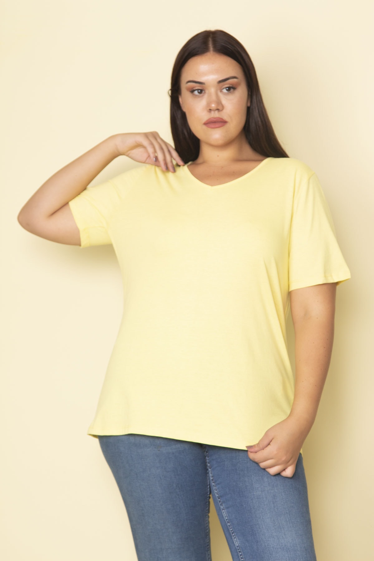 Levně Şans Women's Plus Size Yellow Cotton Fabric V-Neck Short Sleeve Blouse