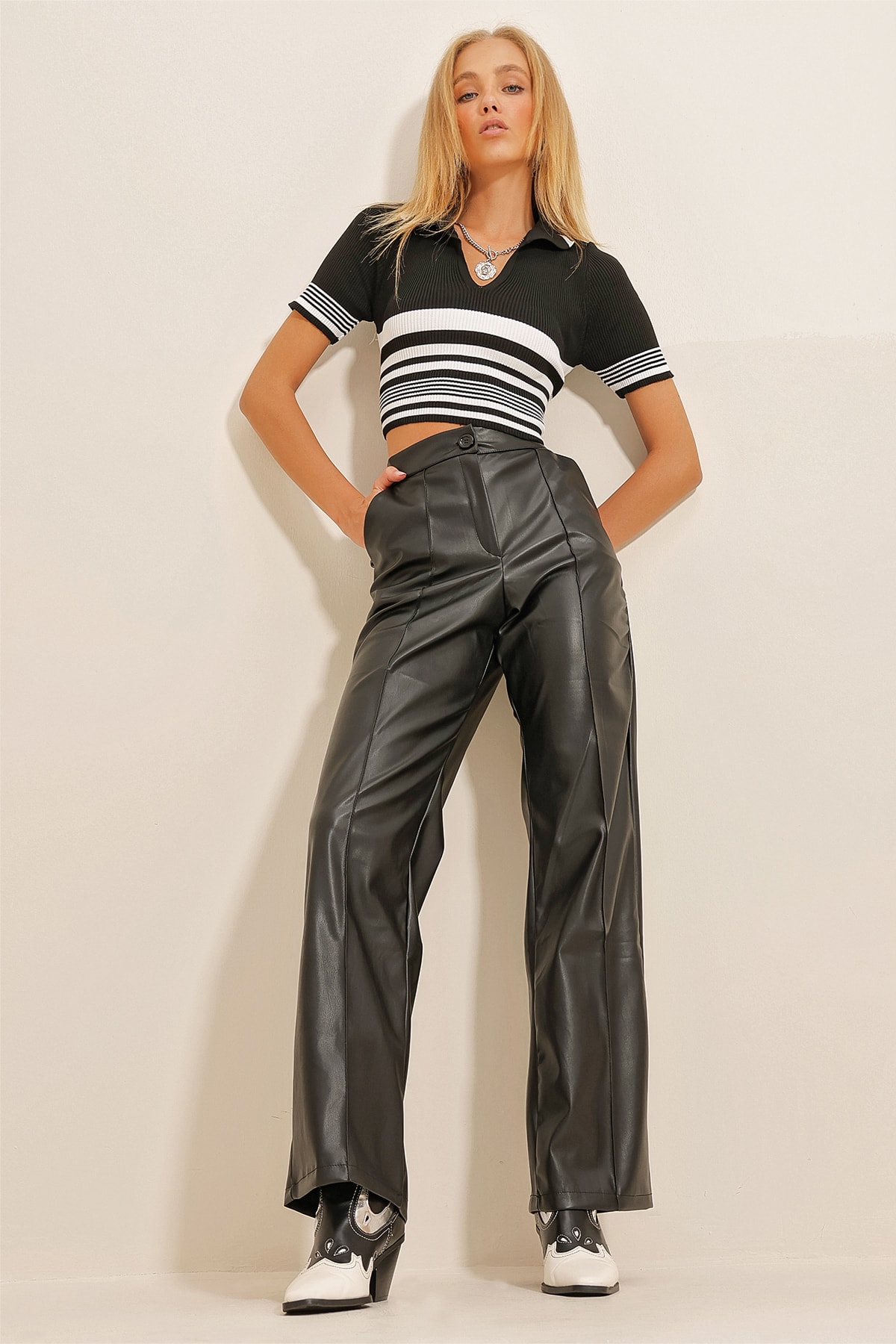 Levně Trend Alaçatı Stili Dámské černé patchworkové přední dvojité kapsy z umělé kůže Palazzo kalhoty