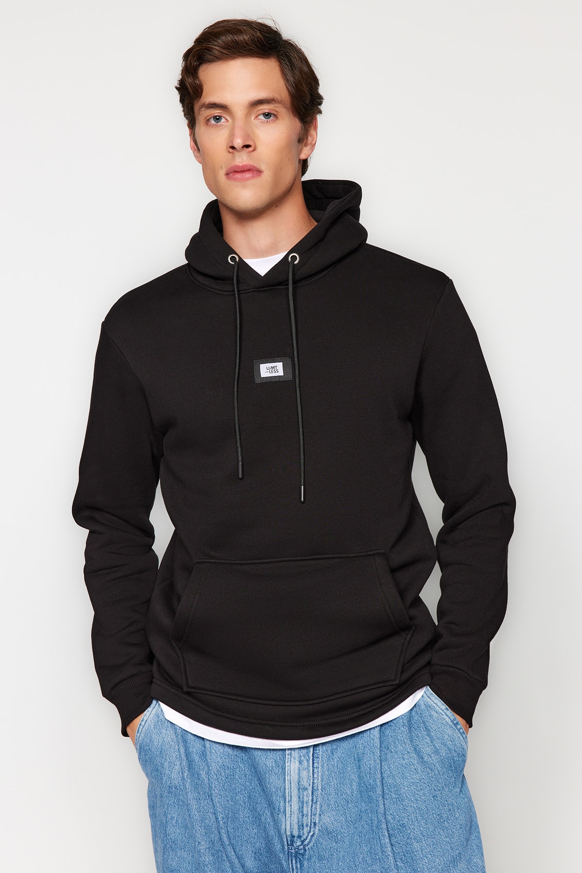 Levně Trendyol Black Regular/Regular Fit Hooded Long Sleeve Sweatshirt
