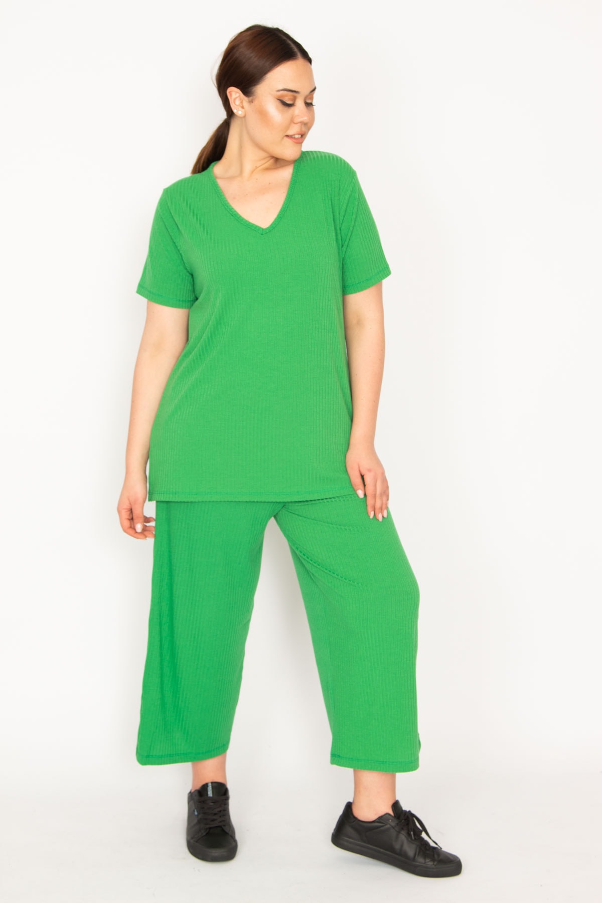 Şans Women's Green Camisole Set With Knitted Elastic Waist, Wide Legs Trousers and a V-Neck Blouse Suit