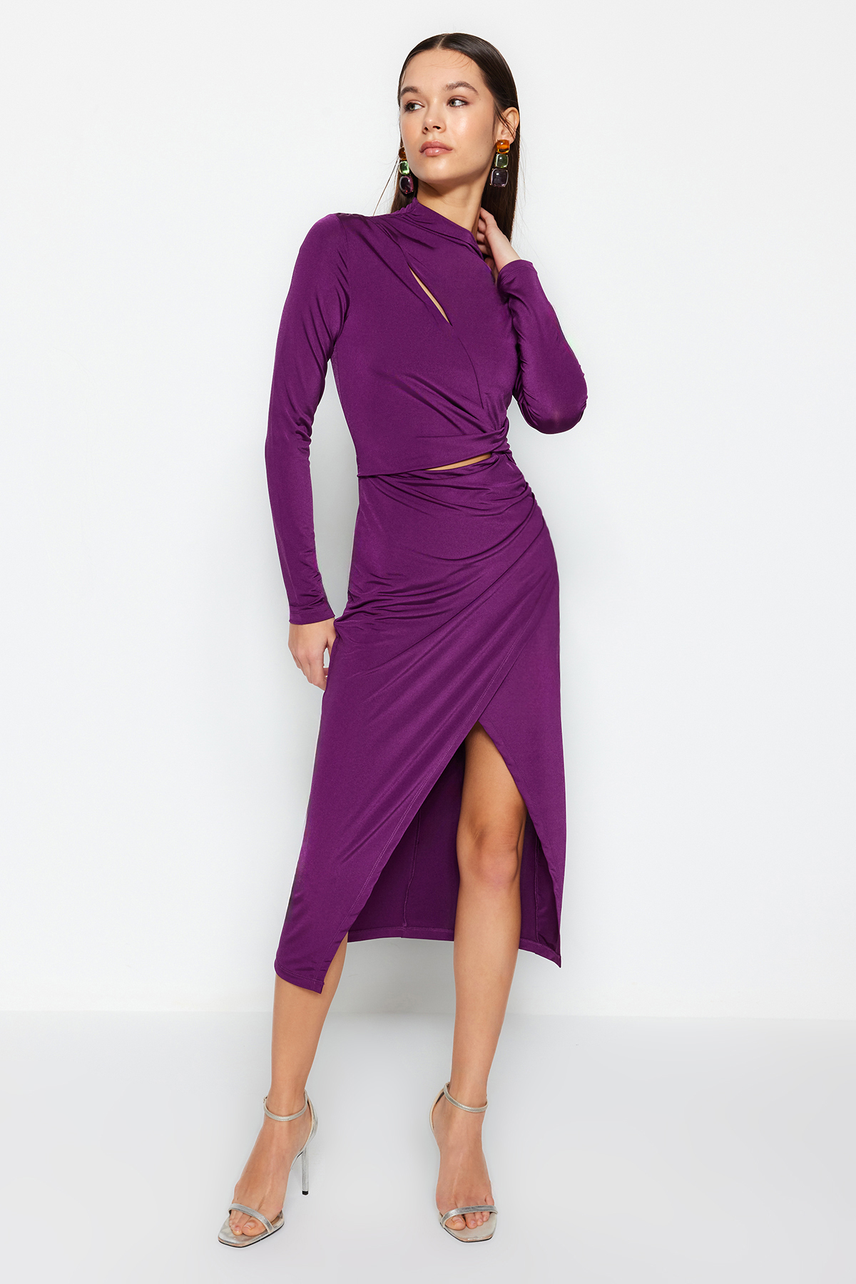 Trendyol Plum Purple vypasované večerné šaty s oknom/vystrihnutými detailmi