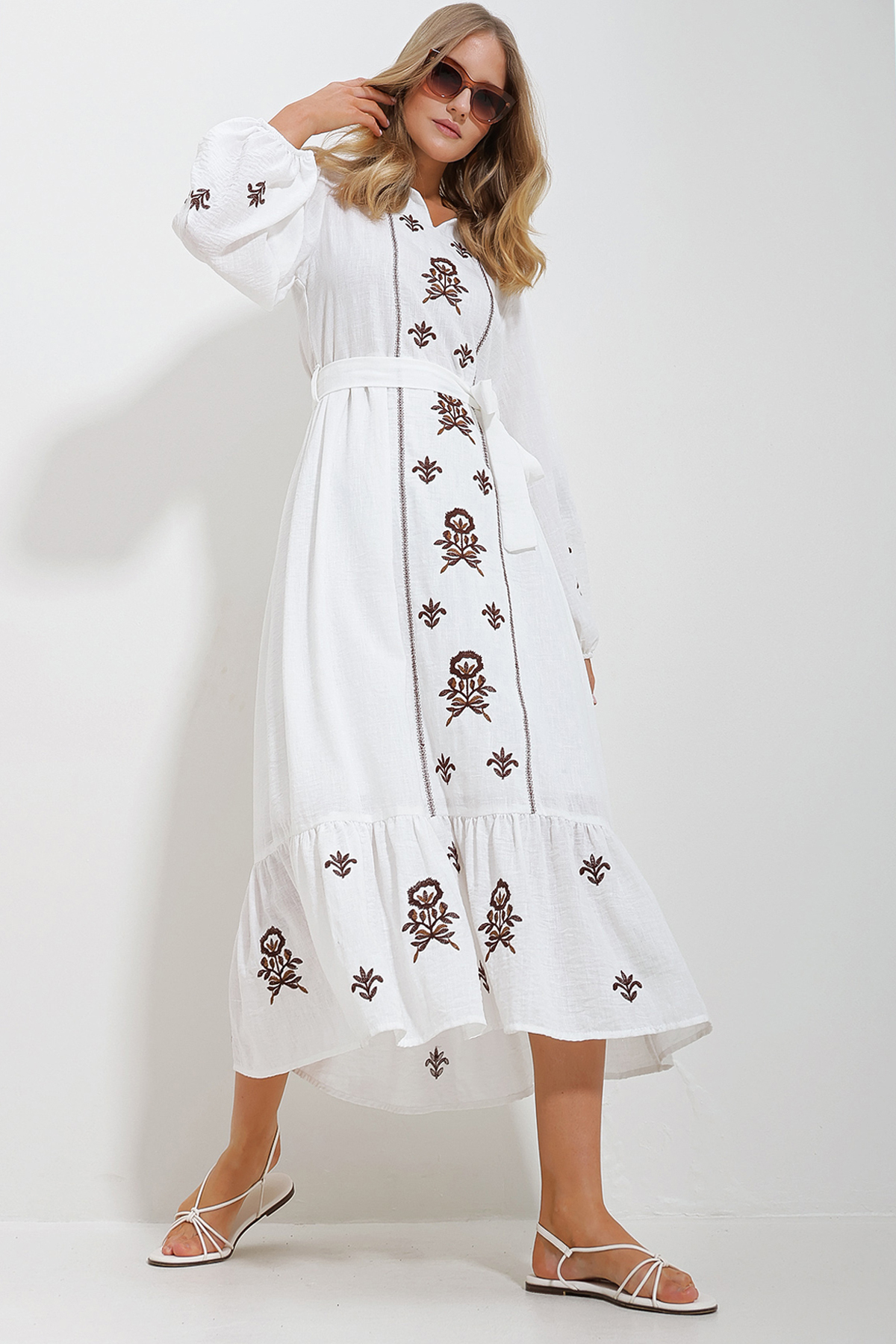 Levně Trend Alaçatı Stili Women's White Slit Neck Belted Embroidered Inner Lined Maxi Length Dress