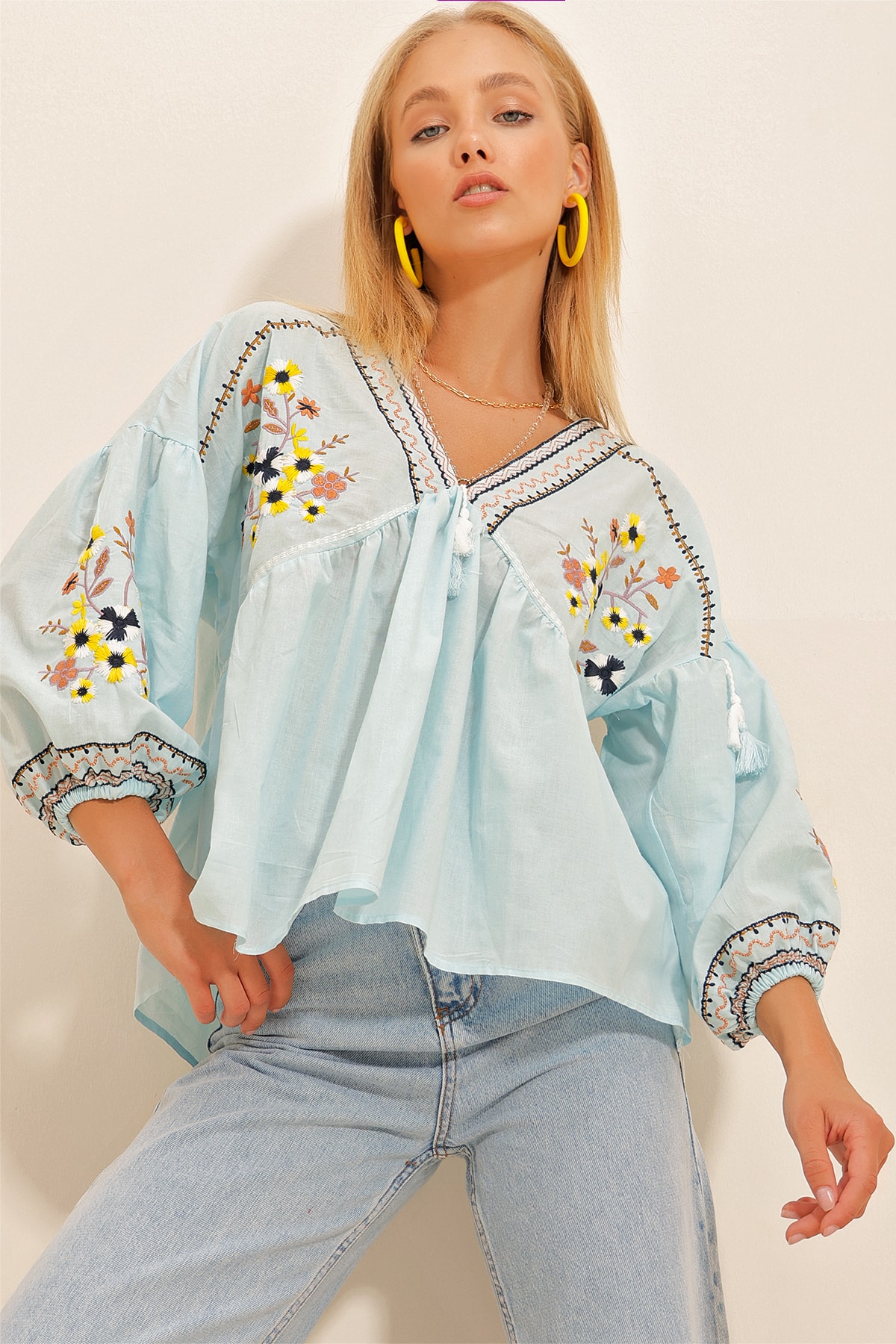 Trend Alaçatı Stili Women's Blue V-Neck Blouse with Balloon Sleeves and Embroidery
