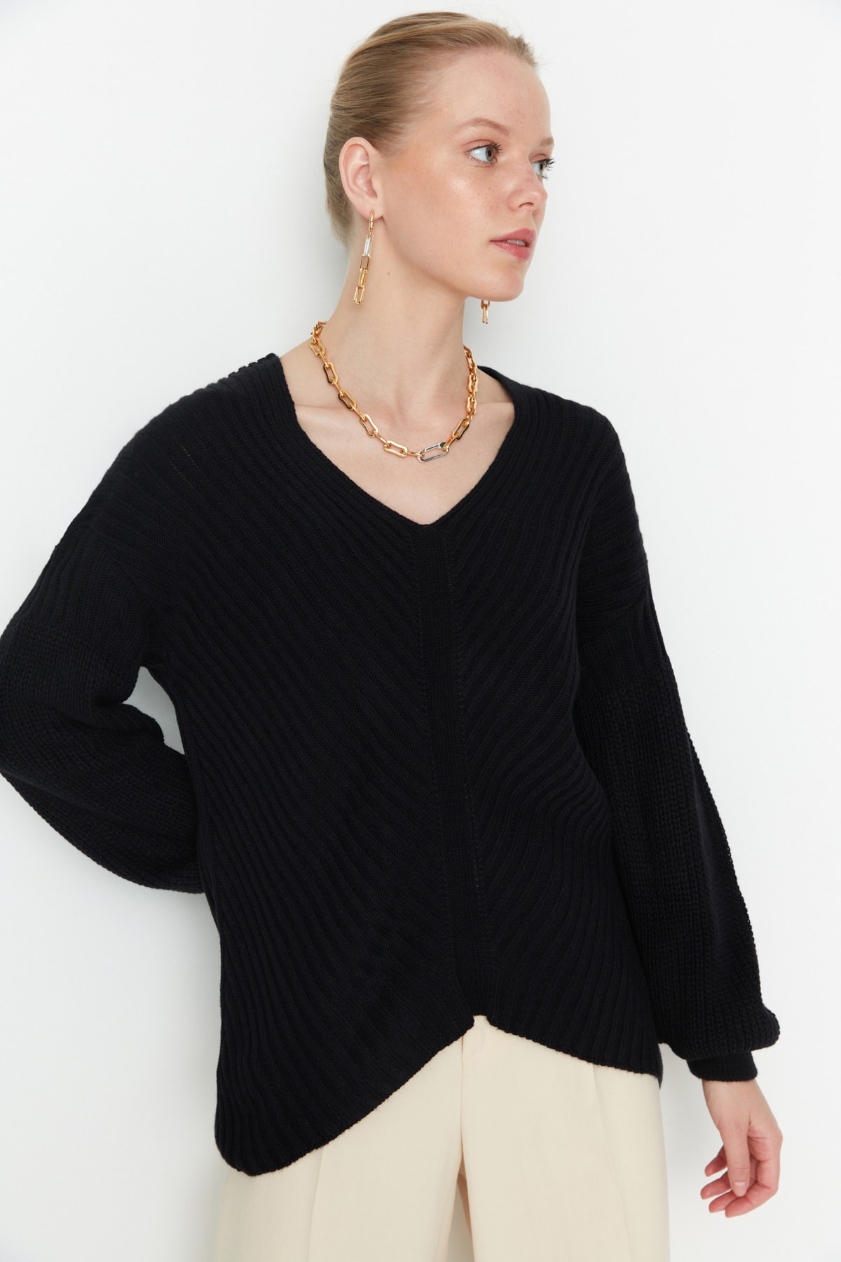Levně Trendyol černý detailní pletený svetr s výstřihem do V