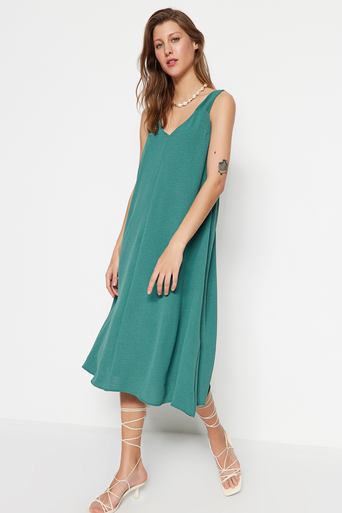 Levně Trendyol Green Relaxed Fit Midi Textured Woven Dress