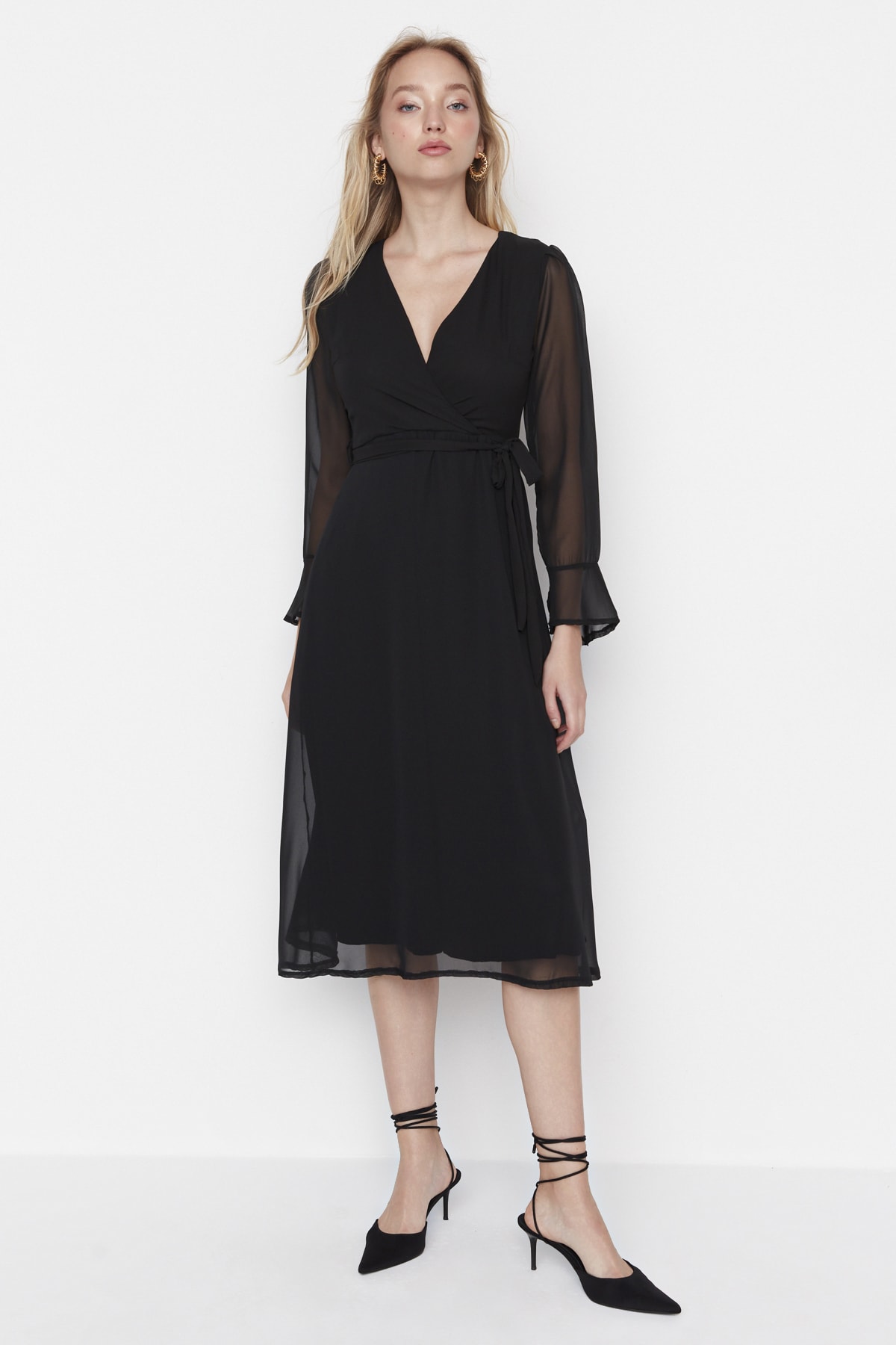 Trendyol Čierne dvojradové šaty s výstrihom tkané