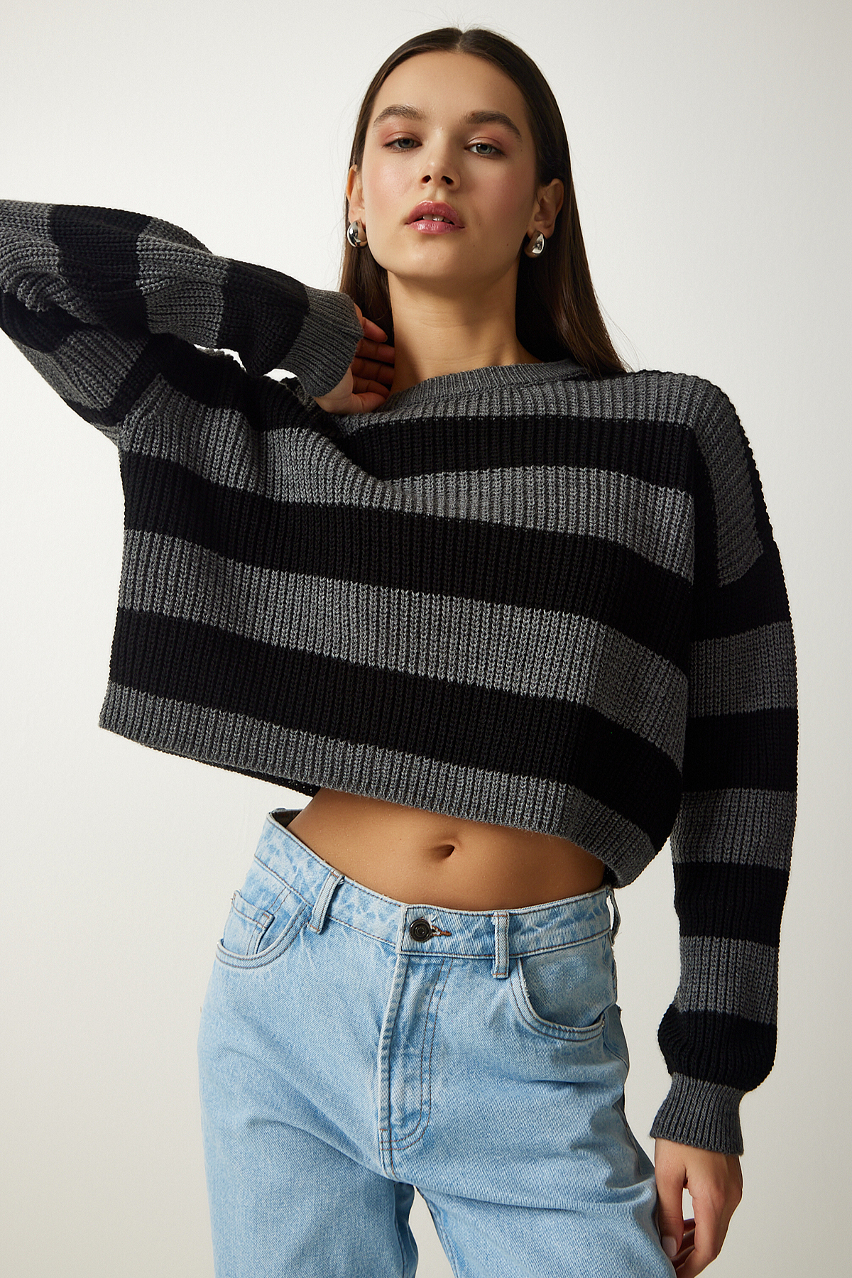 Levně Happiness İstanbul Women's Gray Black Striped Crop Knitwear Sweater