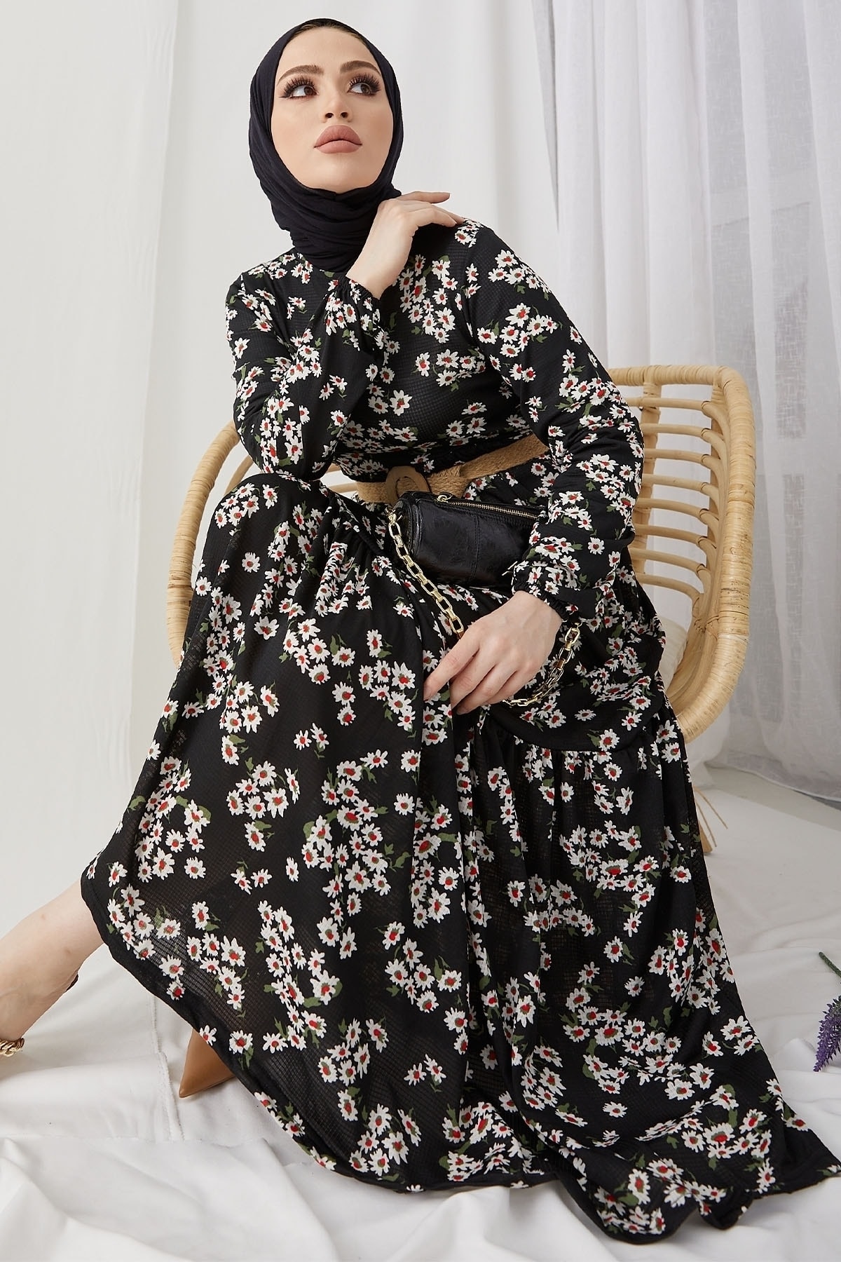 Kvetinové hidžábové šaty InStyle Lesa so slameným opaskom - čierne