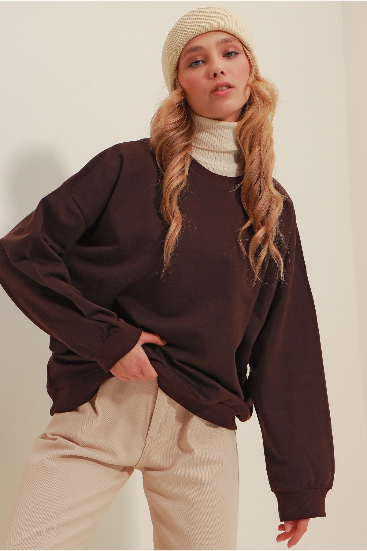 Levně Trend Alaçatı Stili Women's Bitter Brown Crew Neck Oversize Basic Sweatshirt