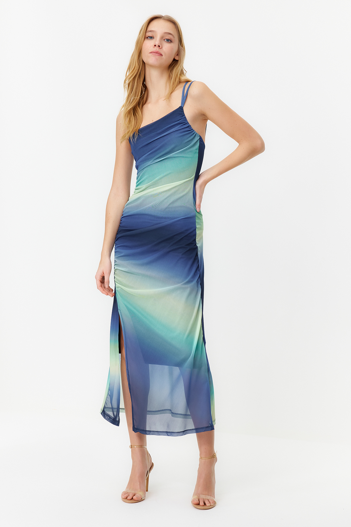 Levně Trendyol Blue Gradient Transition Body-Shouldered Gathered Maxi Stretch Knit Dress