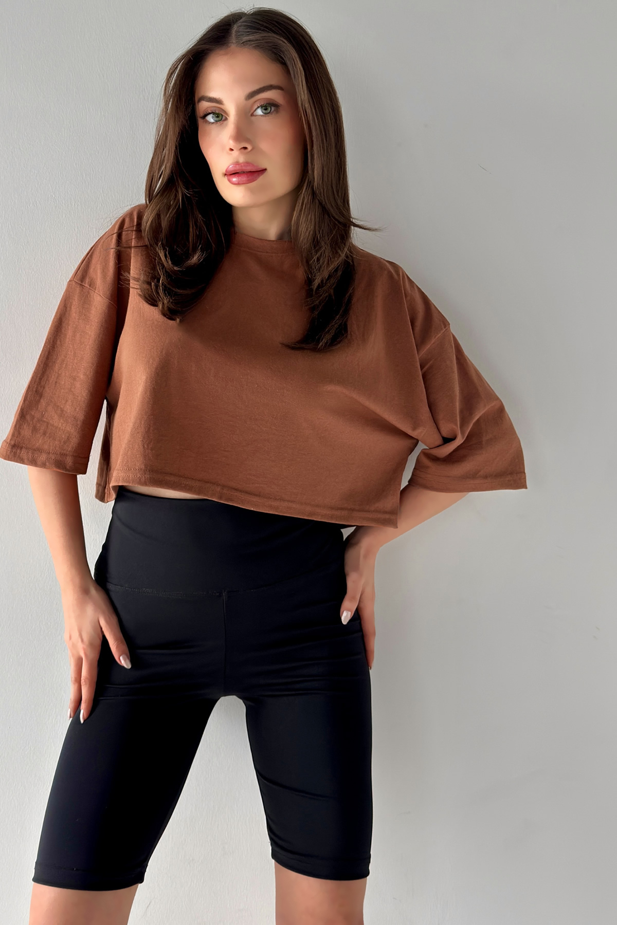 Levně MODAGEN Women's Oversize Brown Crop Tshirt