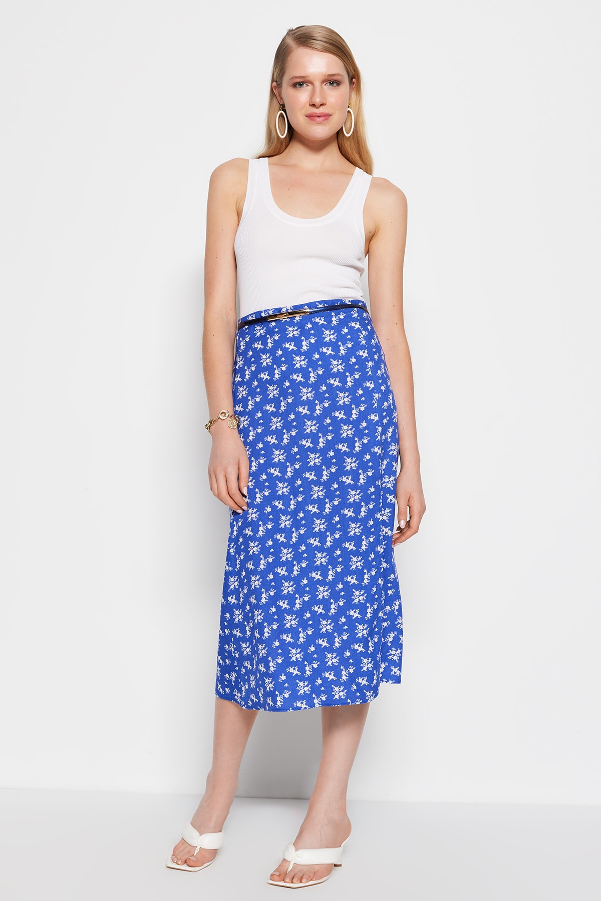 Levně Trendyol Blue Midi Woven Skirt with a Slit Detail and Floral Pattern in Viscose Fabric