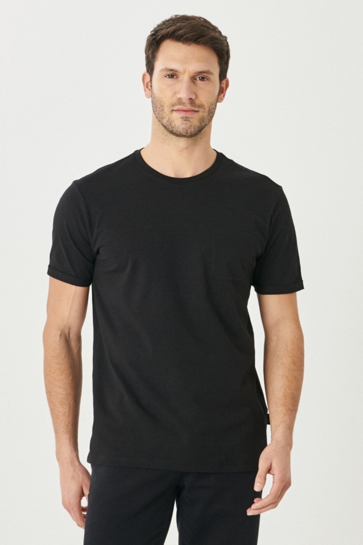 Levně AC&Co / Altınyıldız Classics Pánské černé slim fit slim fit tričko se 100% bavlnou s kulatým výstřihem a kapsami.