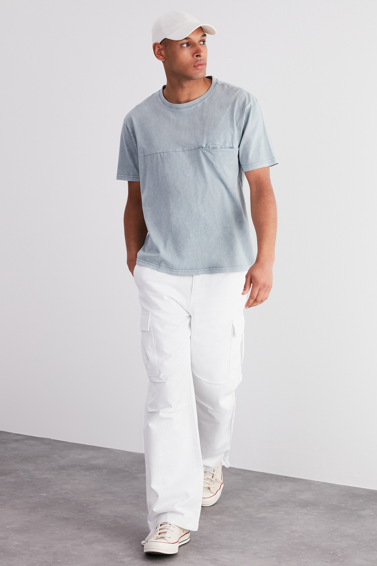 Levně Trendyol Pale Blue Relaxed/Comfortable Fit Distressed/Pale Effect Pocket 100% Cotton T-Shirt