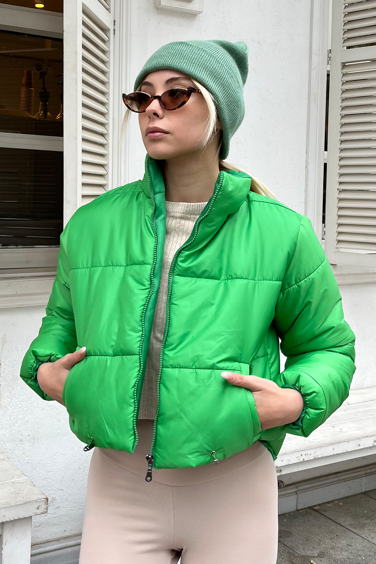 Levně Trend Alaçatı Stili Dámské světle zelené Vysoký Výstřih Dvojitý Kapsový Elastický Pas Puffer Puffer Coat