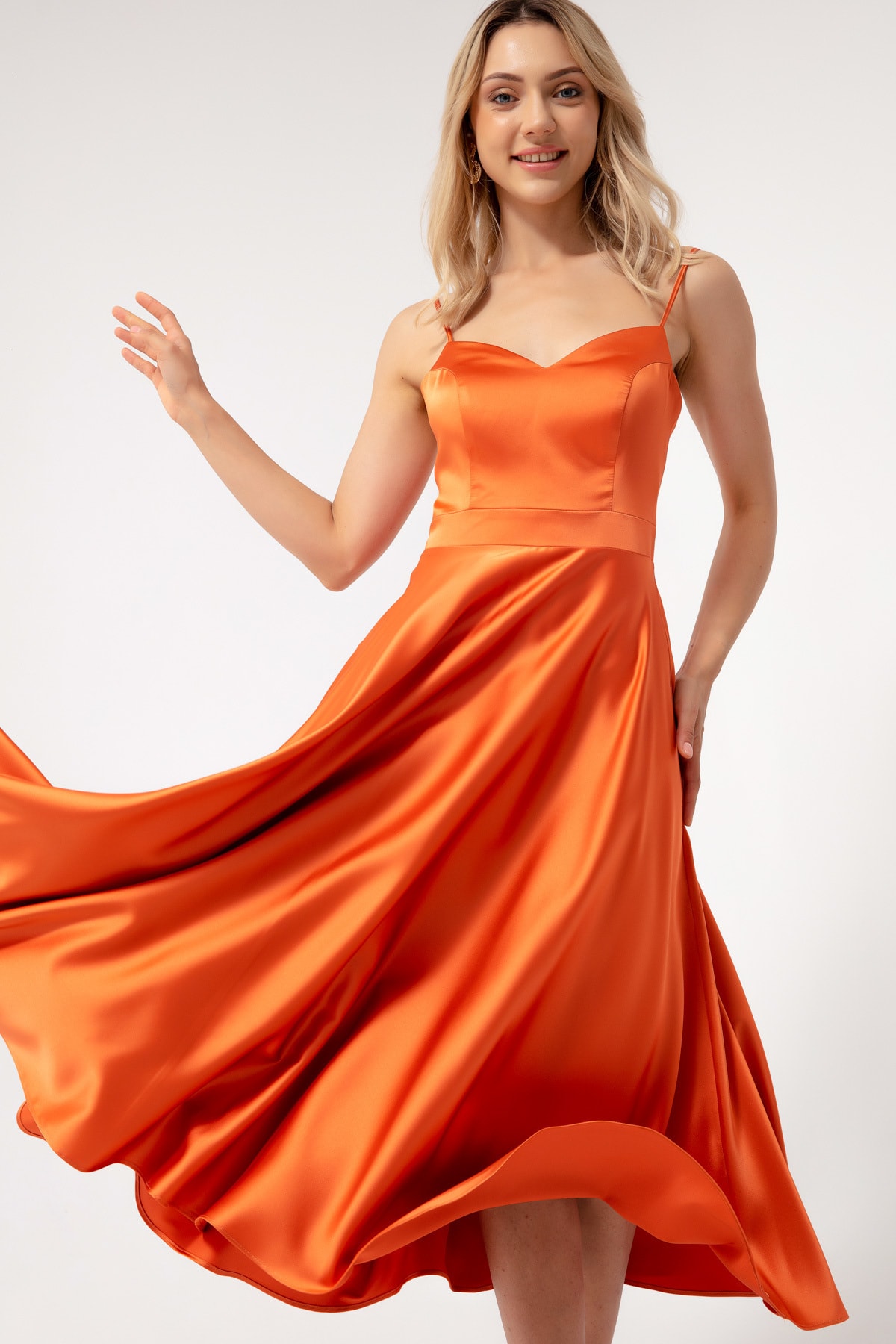 Levně Lafaba Dámské oranžové tenké ramínko Midi saténové večerní šaty