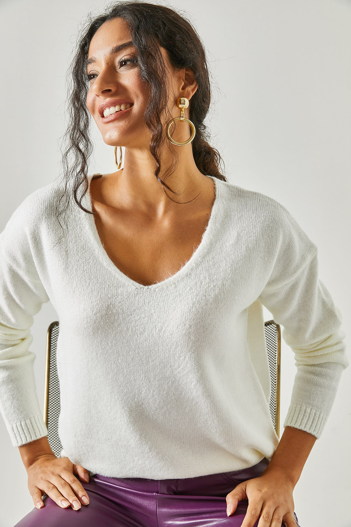 Levně Olalook Women's Ecru V-Neck Soft Textured Knitwear Sweater