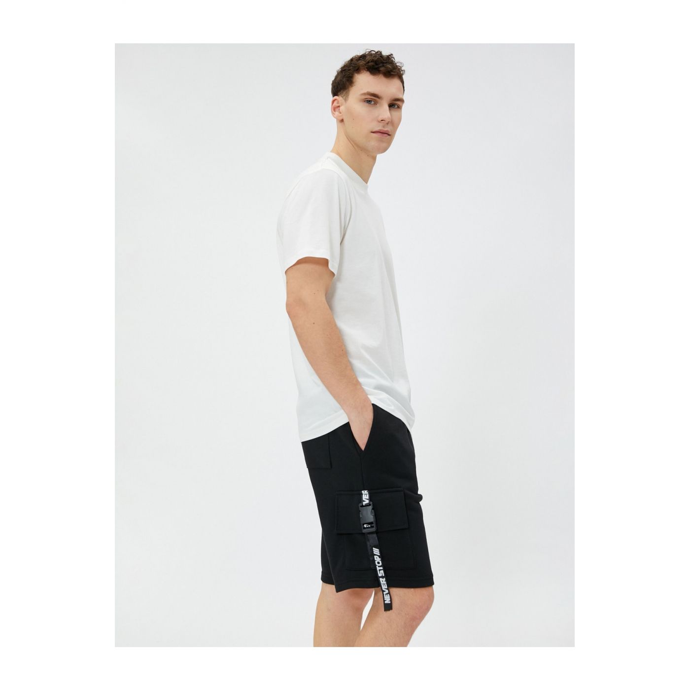Koton Shorts - Schwarz - Normal Waist