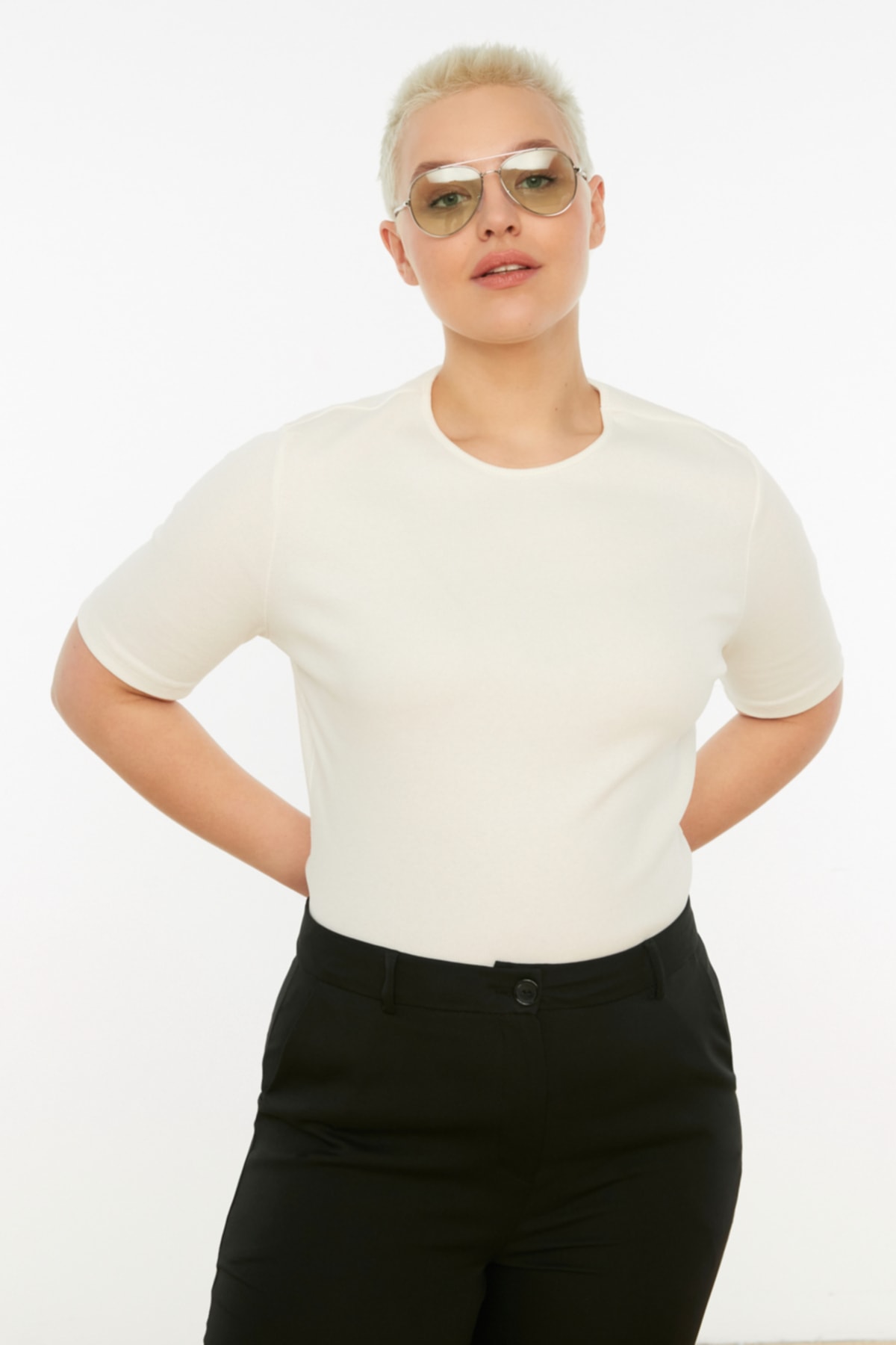Trendyol Curve Ecru Crew Neck Basic Knitted Blouse