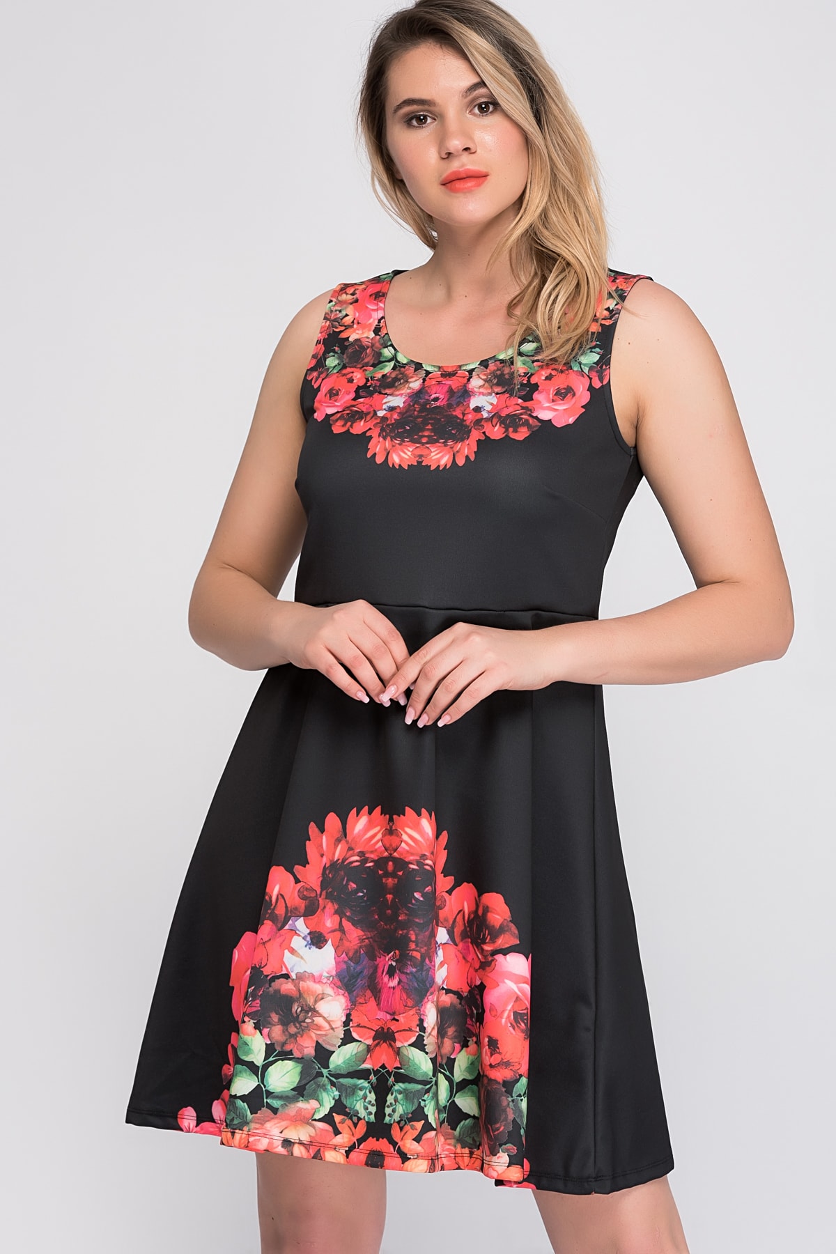 Levně Şans Women's Large Size Black Floral Patterned Dress