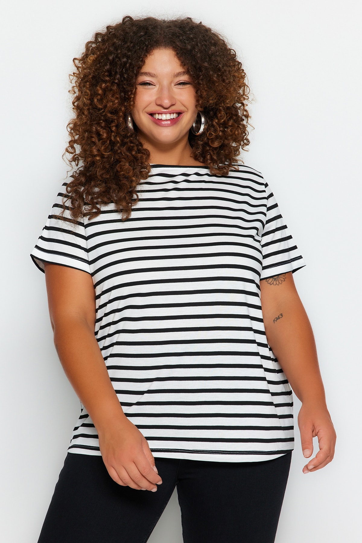 Levně Trendyol Curve Black and White Striped Boat Neck Knitted T-shirt