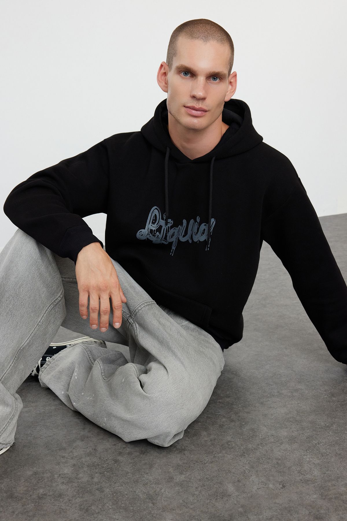 Trendyol Black Oversize/Wide Cut Hooded Sweatshirt with Text Print and Fleece Inside