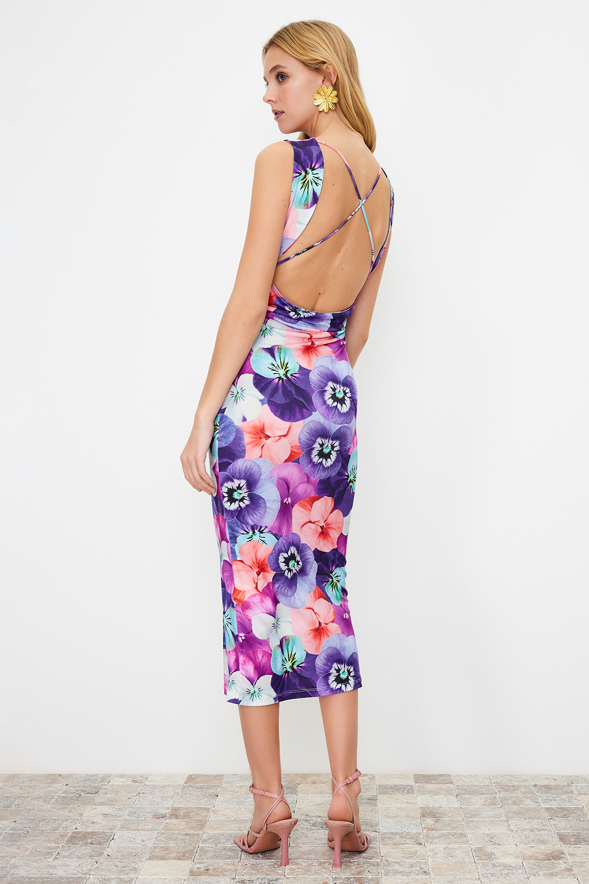 Levně Trendyol Multicolored Floral Printed Back Detailed Gathered Zero Sleeve Flexible Knitted Maxi Dress