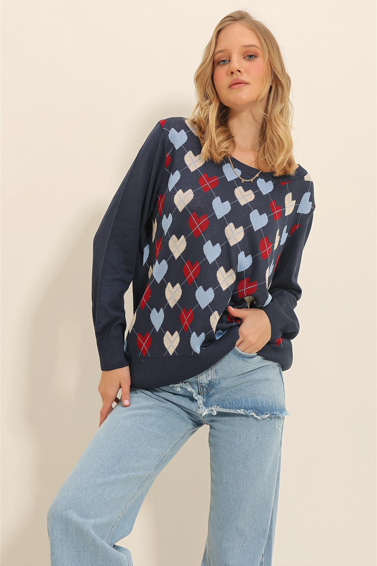 Trend Alaçatı Stili Women's Navy Blue Boat Neck Heart Motif Oversize Knitwear Sweater