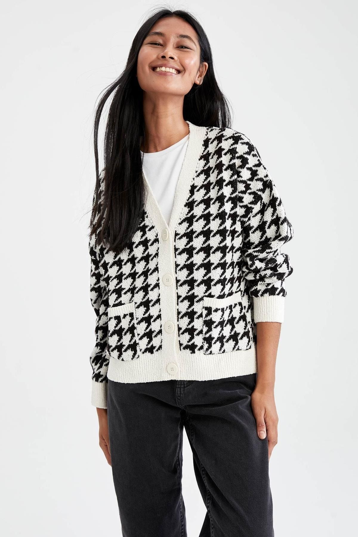 DEFACTO Houndstooth Patterned V Neck Pocketed Buttoned Knitwear Cardigan