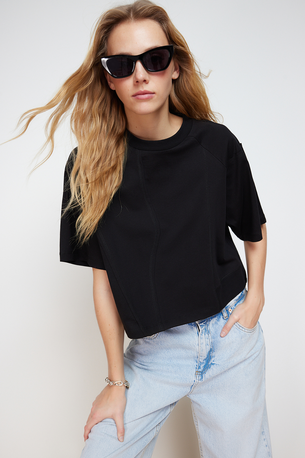 Levně Trendyol Black 100% Cotton Cut Detailed Relaxed Crop Knitted T-Shirt
